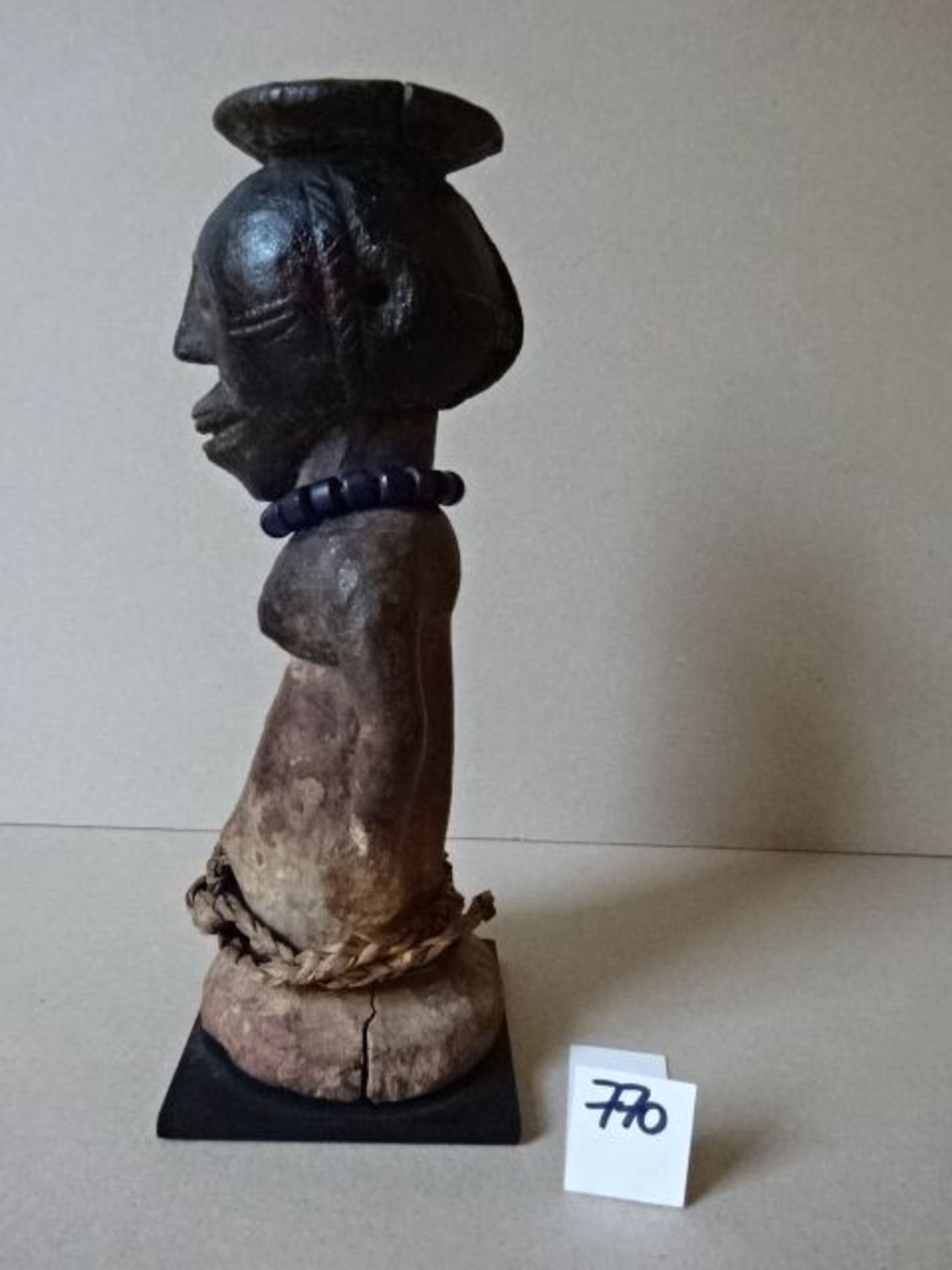 Fetisch-Figur der Kusu aus dunkel gefärbtem Holz mit Bast und Metall. Kongo, 1. Häfte des 20. Jhdts. - Bild 3 aus 5