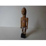 Biteki. Fetischfigur der Teke (auch Bateke) auf rötlich braunem Holz mit Perlengürtel. Kongo, 1.