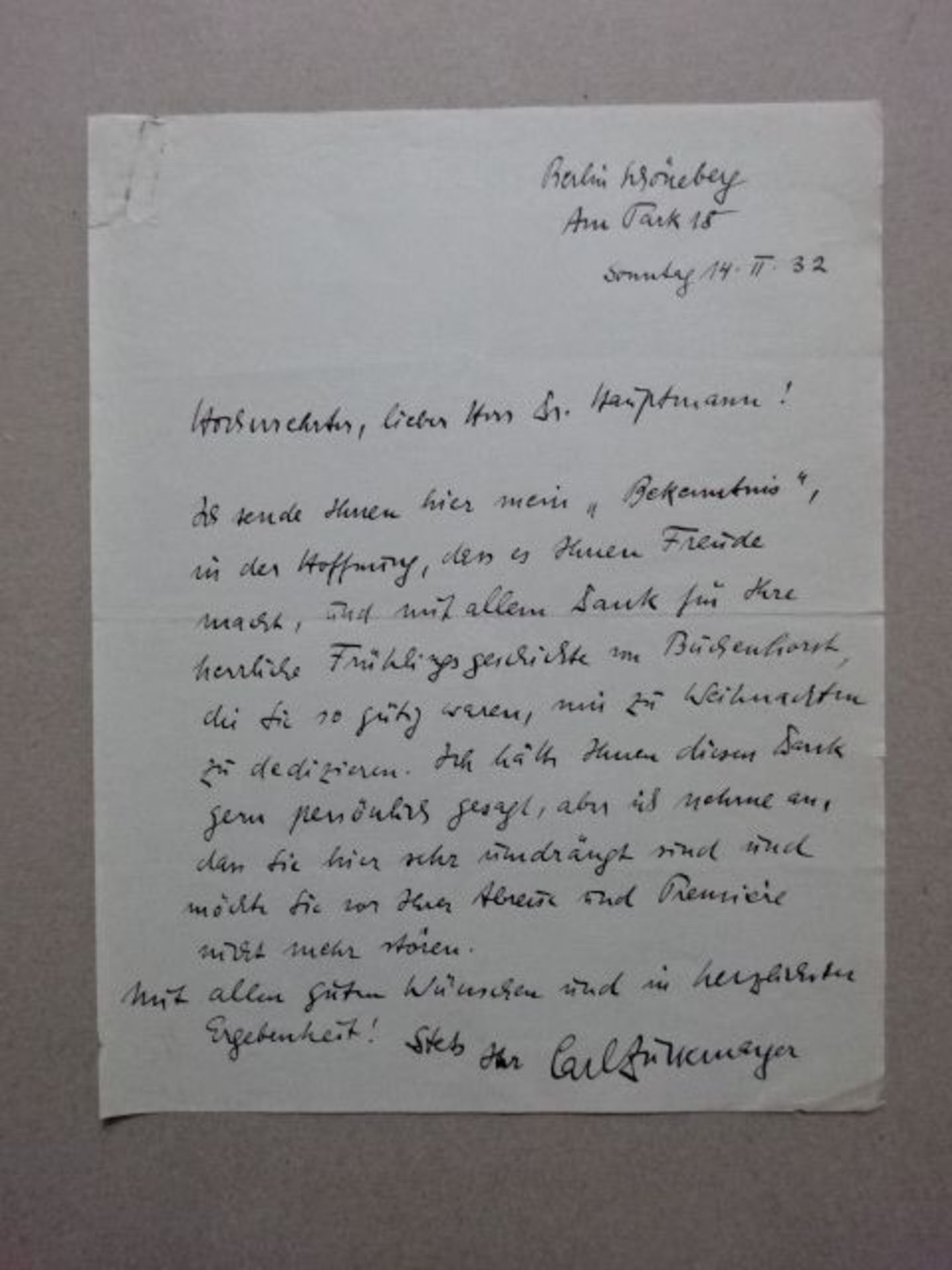 Hauptmann.- Zuckmayer, Carl (Schriftsteller; Nackenheim 1896 - 1977 Visp). Eigenhändiger Brief mit