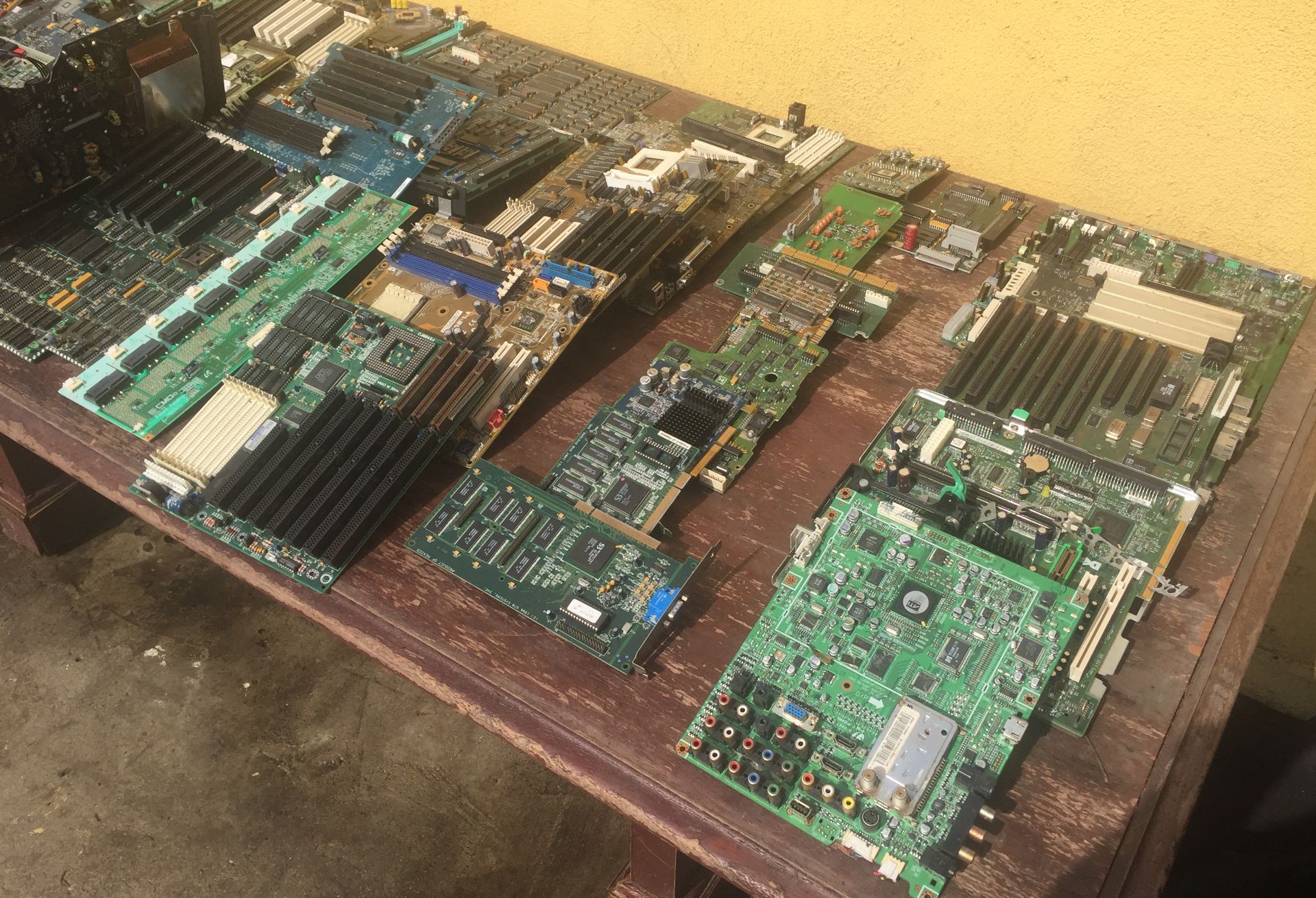 TABLE OF CIRCUIT BOARDS ALL SIZES - Image 4 of 6