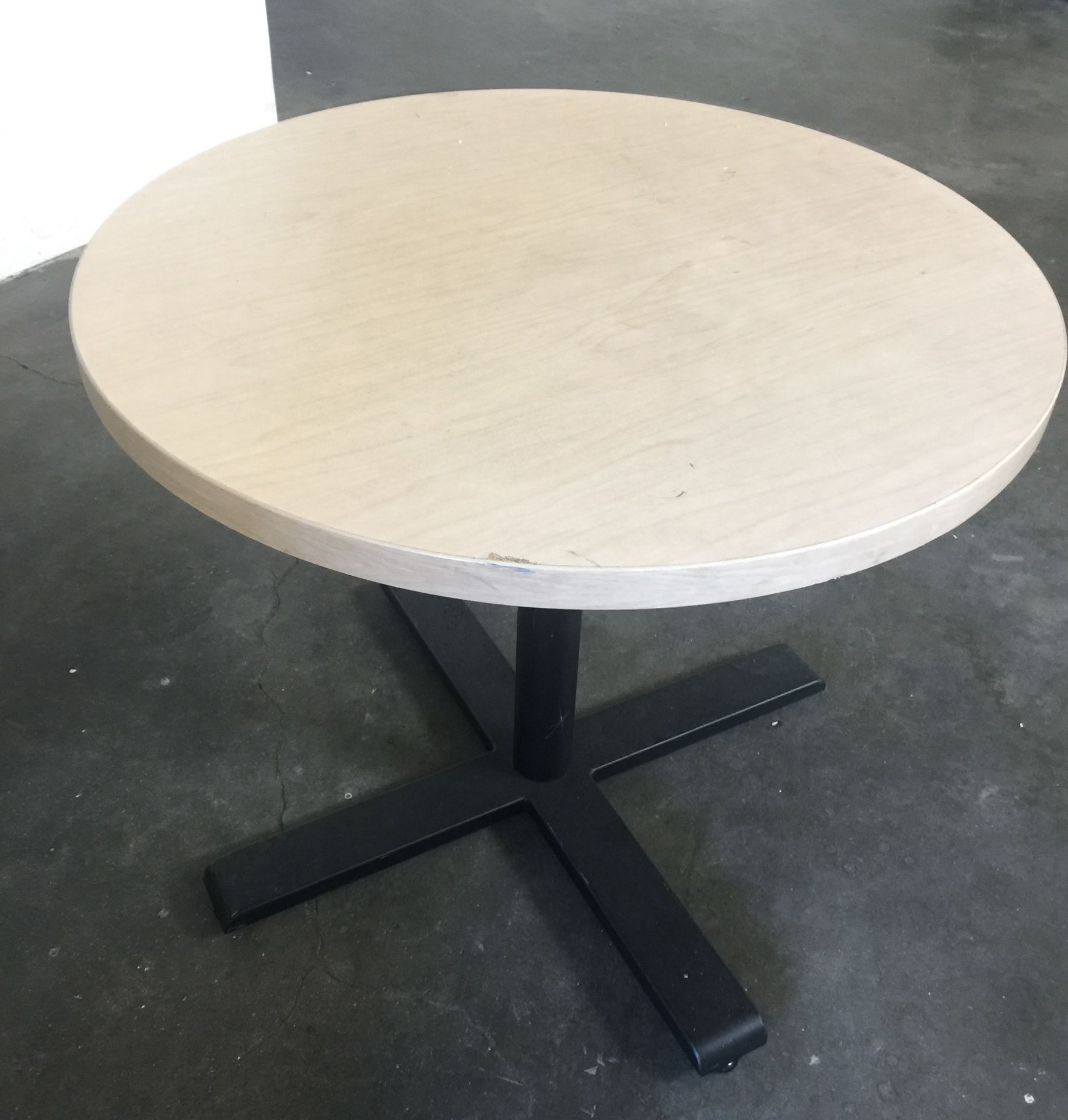 SMALL ROUND SIT DOWN LUNCH ROOM TABLE OFFICE - Image 2 of 2