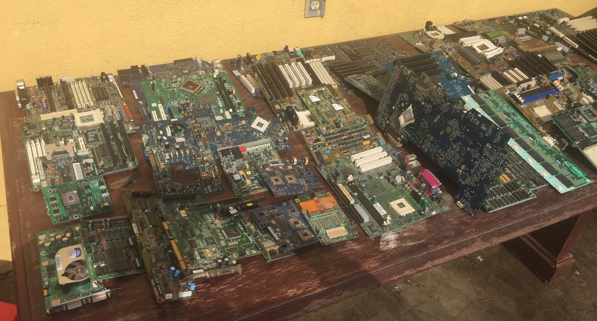TABLE OF CIRCUIT BOARDS ALL SIZES - Image 3 of 6
