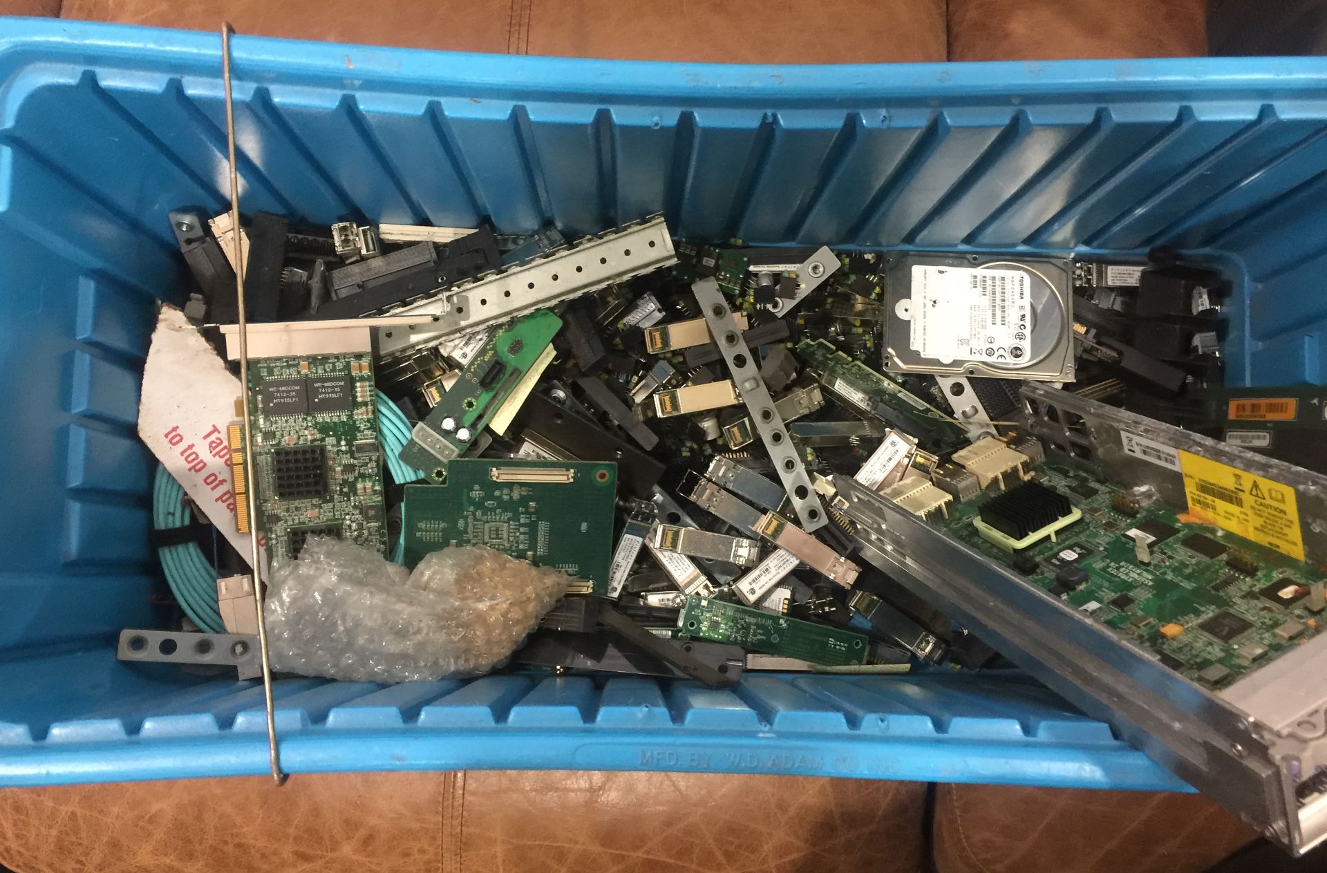 SMALL BIN COMPUTER MEMORY RAM AND MIXED PIECES