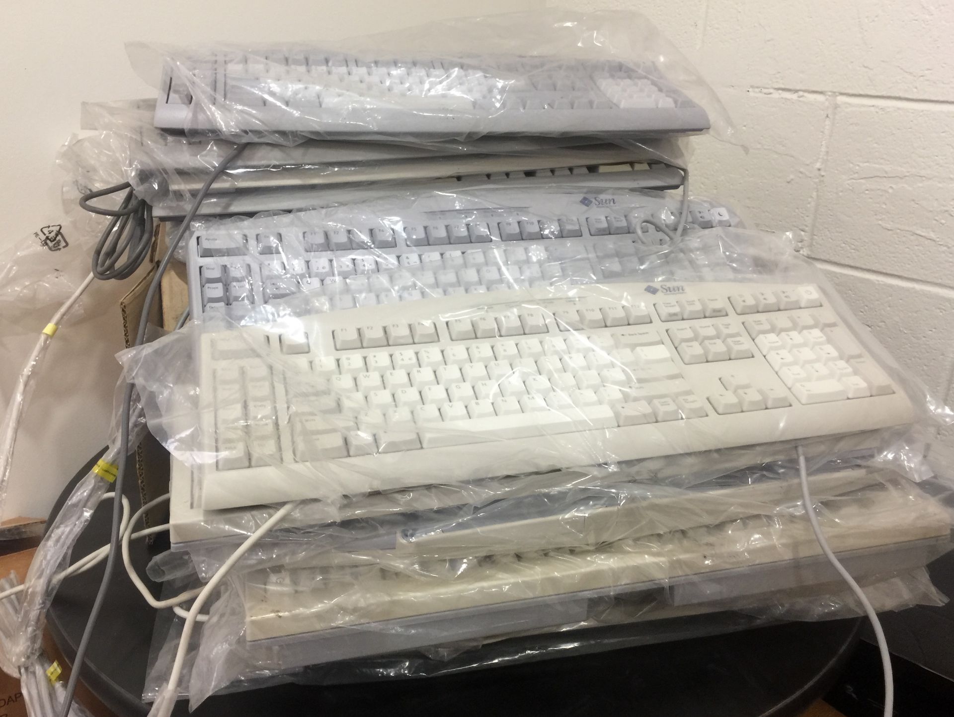 LARGE PILE BRAND NEW SUN SYSTEM COMPUTER KEYBOARDS