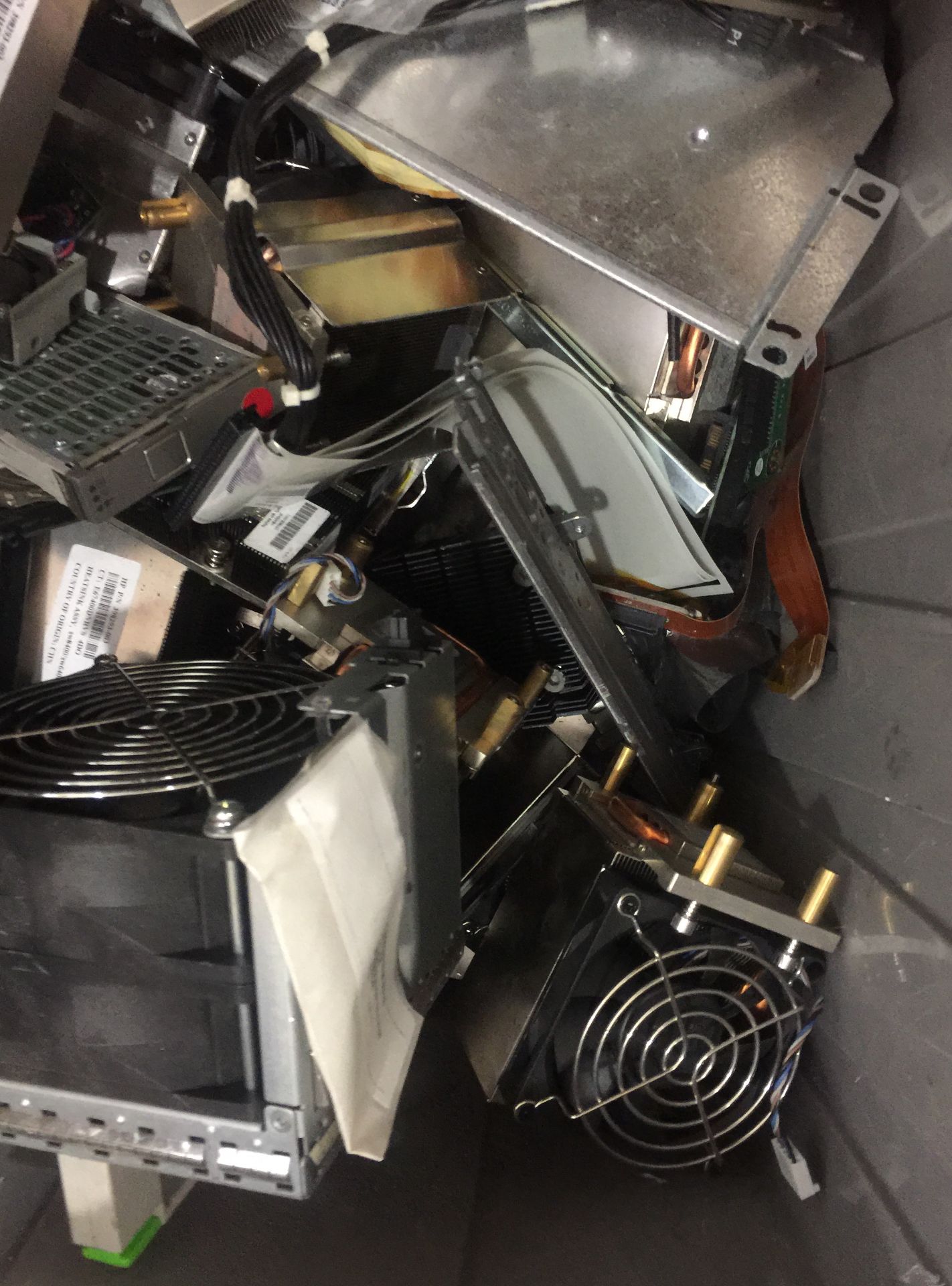 MIXED SMALL BIN COMPUTER PARTS / COMPUTER FANS AND OTHER ITEMS