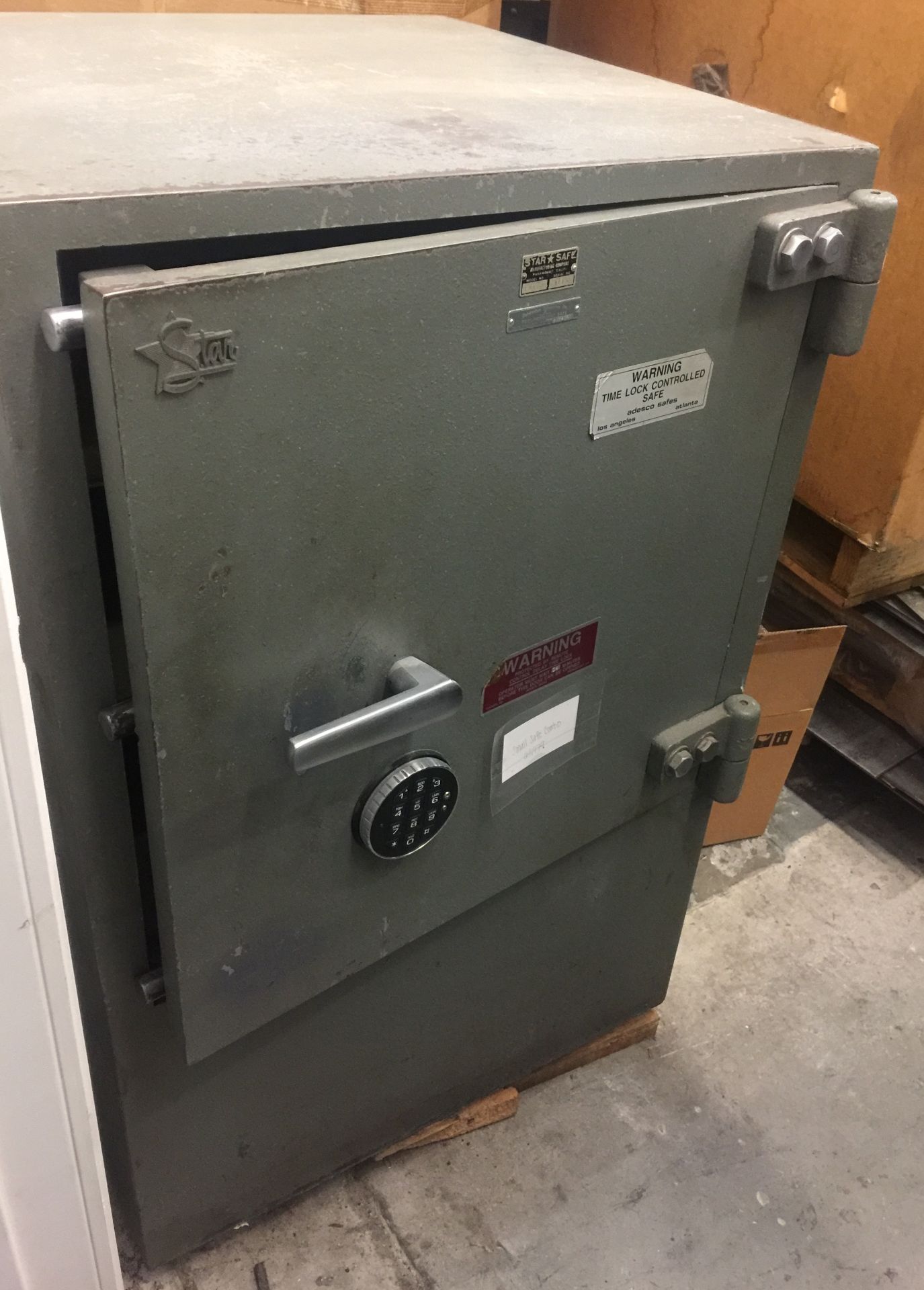 VERY LARGE STAR SAFE WITH COMBO / FIRE PROOF / 15 MIN OPEN TIMMER FROM BANK
