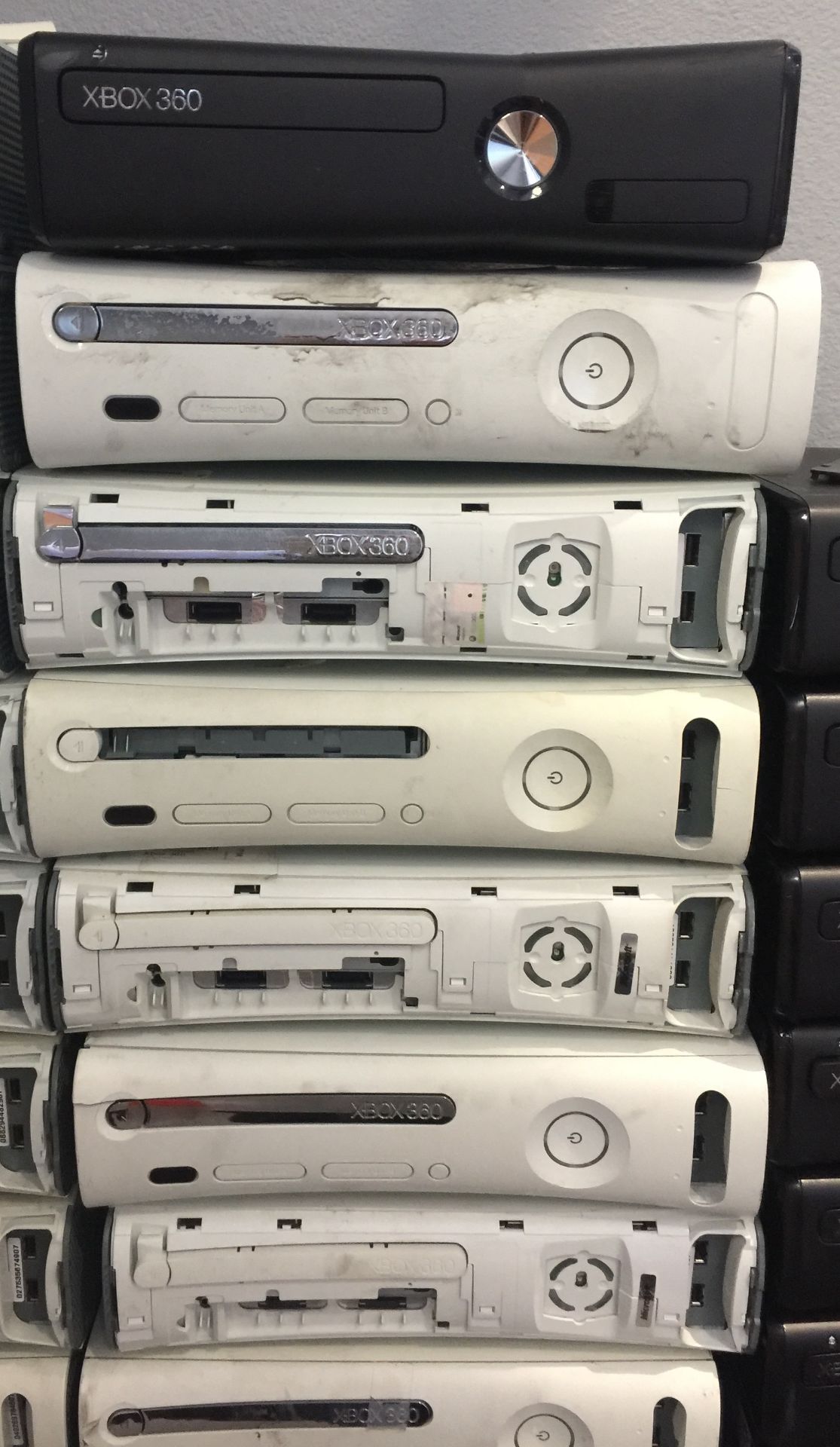 20 XBOX UNITS, NO IDEA OF CONDITION, SOLD AS IS - Bild 2 aus 4