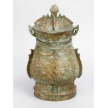 Archaic bronze vessel in Song manner (960-1279) with one lid and two hand grips, shaped body, with