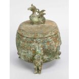 Archaic bronze bowl with lid in Song manner (960-1279) with one lid; on three figural feet, round