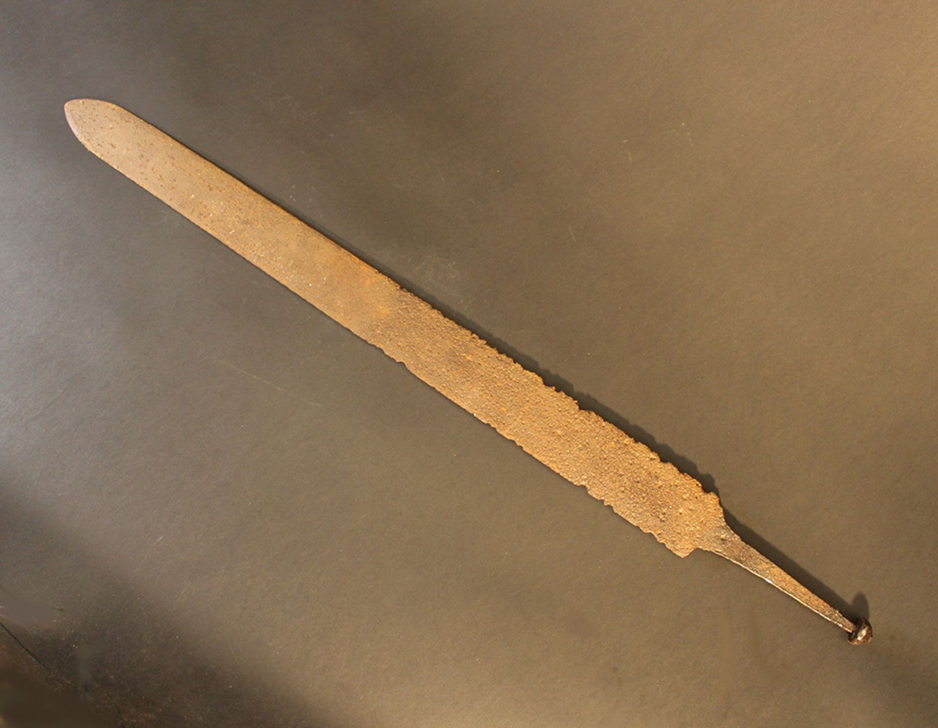 A possible Celtic small iron sword with restored blade, hand grip part; rusty; possible earth - Bild 2 aus 3