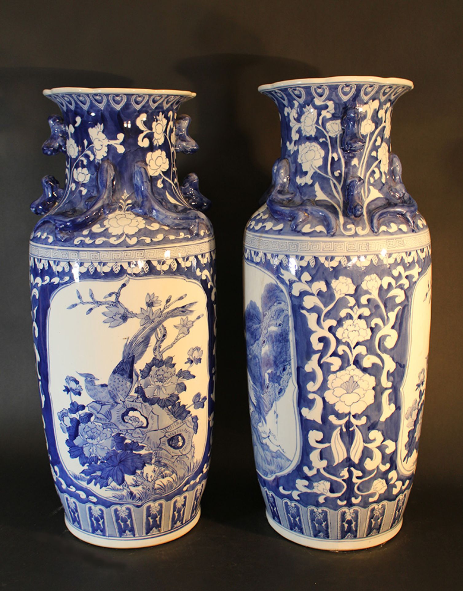 A pair of large Chinese hall vases with side grips, wide neck, blue painted on white ground.95cm - Bild 2 aus 3