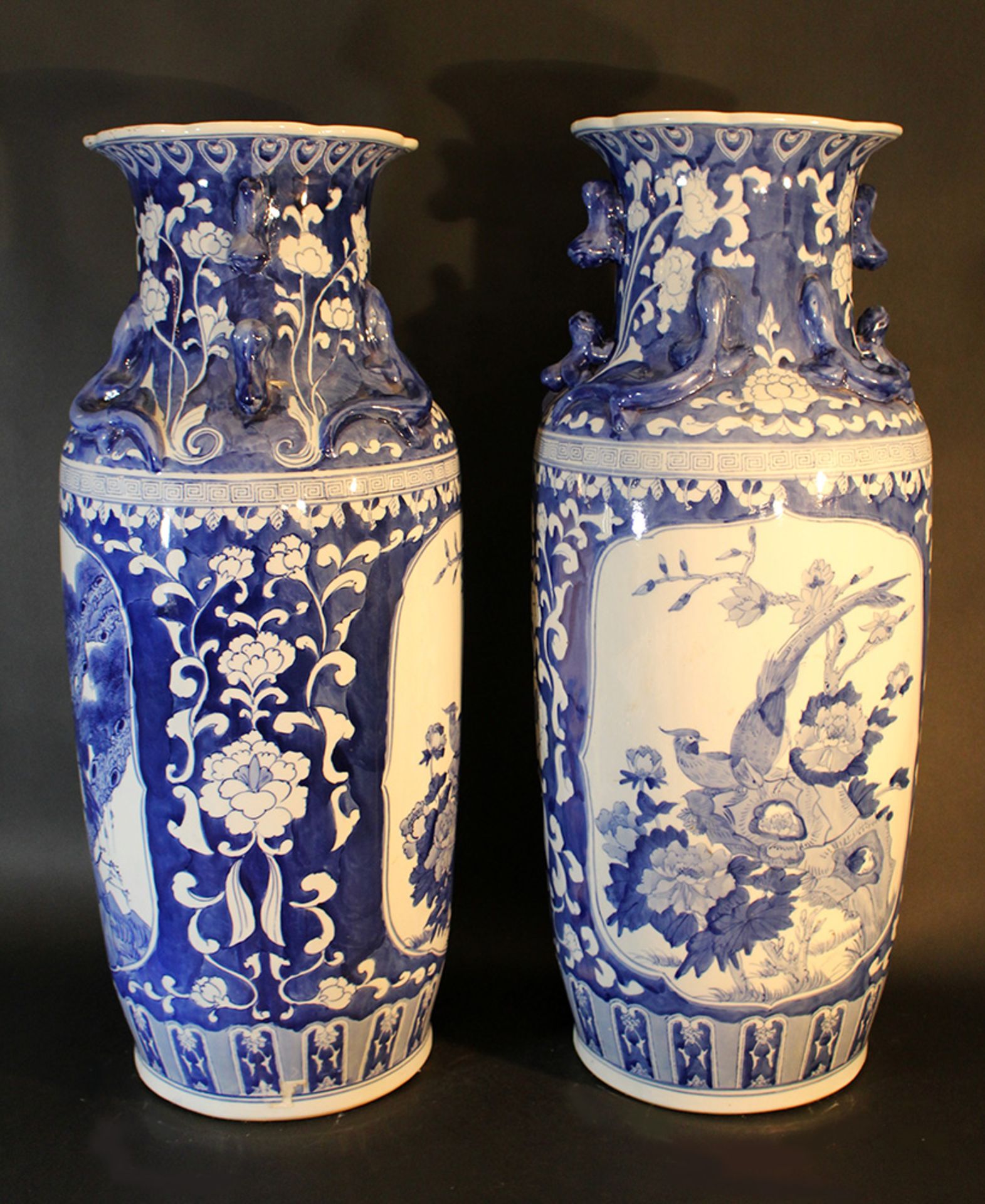 A pair of large Chinese hall vases with side grips, wide neck, blue painted on white ground.95cm - Bild 3 aus 3