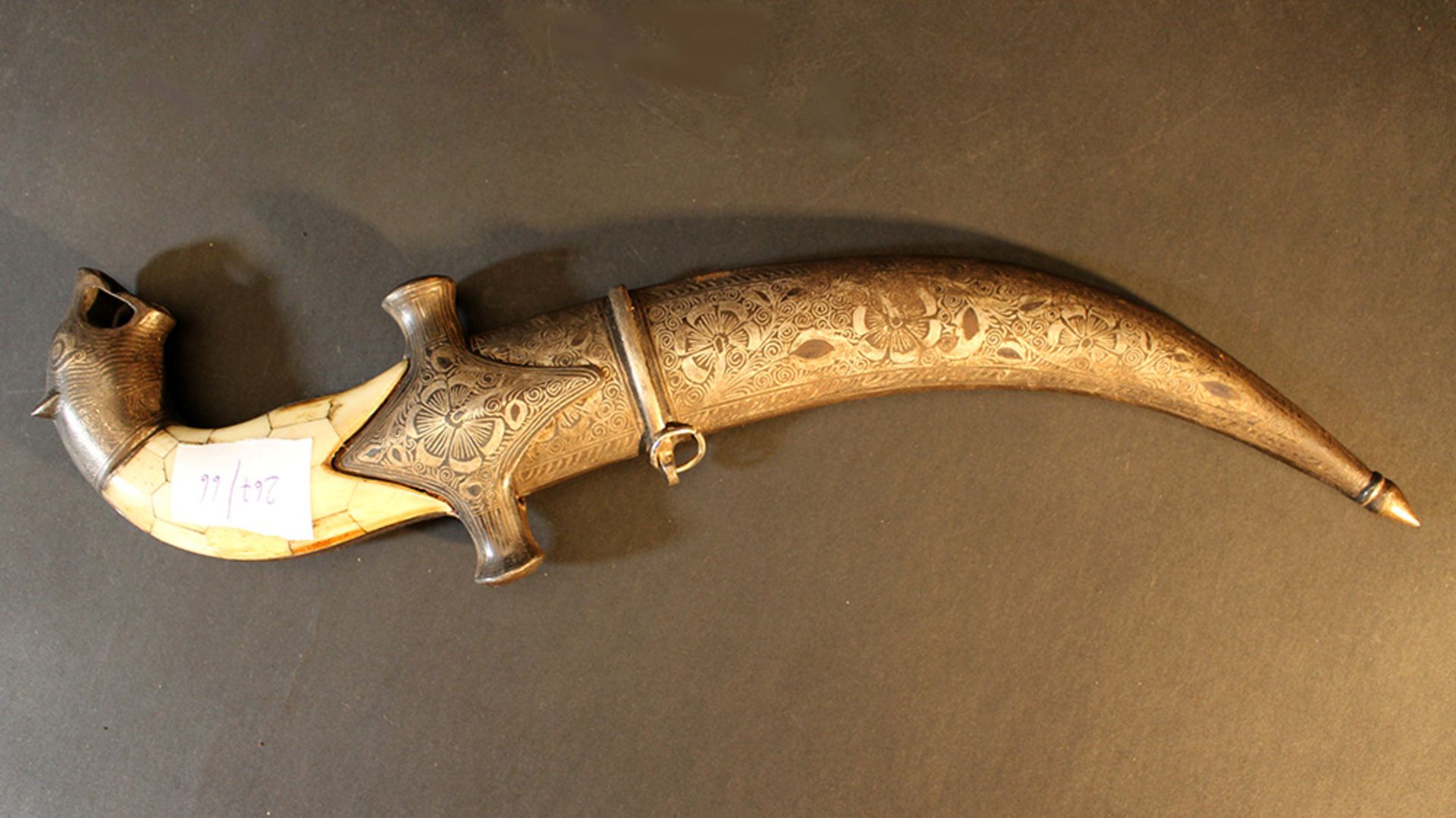 A Persian dagger, in S shape, with lion head grip end, bone grip and richly floral decorated - Bild 2 aus 3