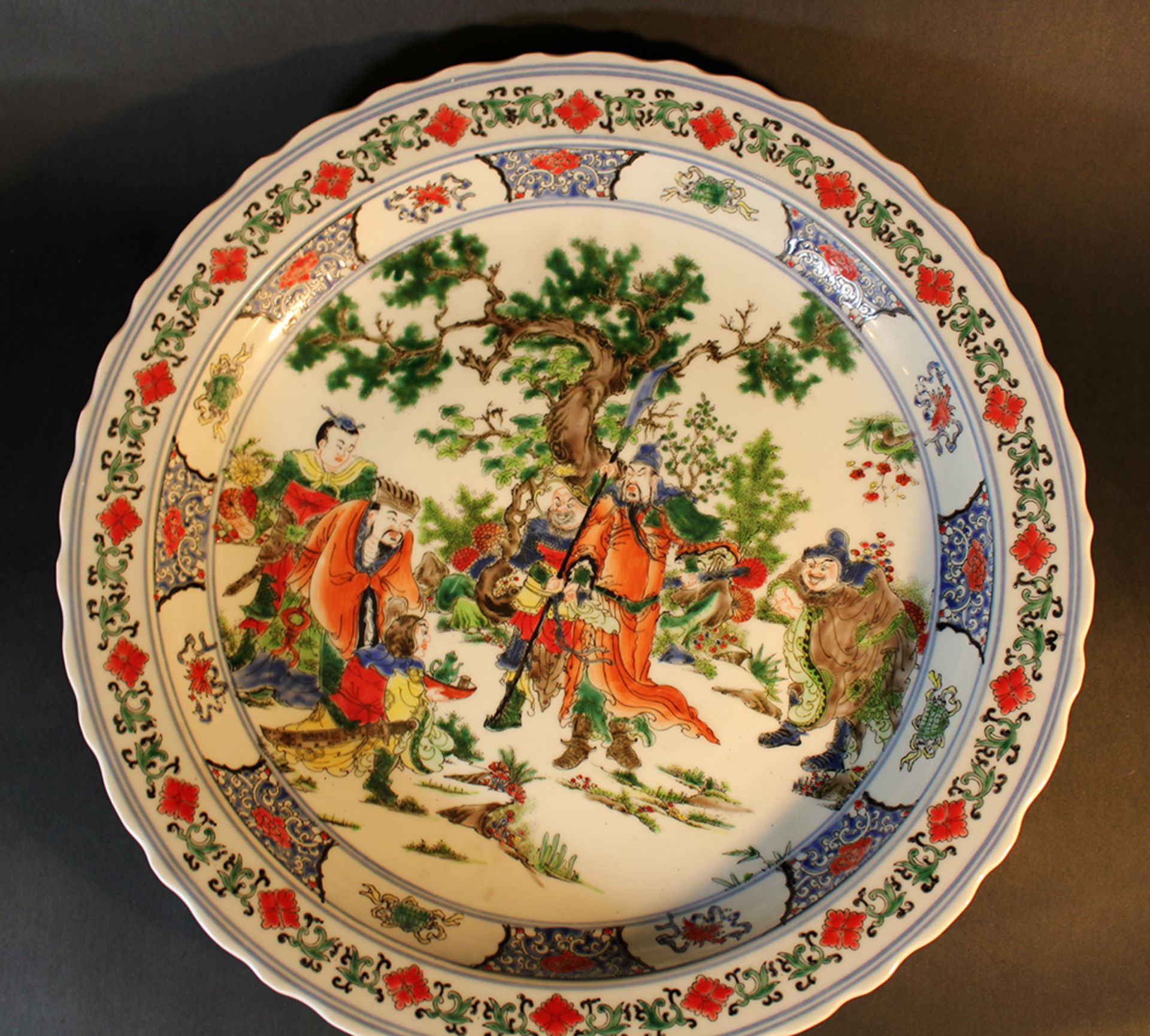 Chinese porcelain dish with family scene and decoration, waved border on white ground; glazed; the - Bild 2 aus 3