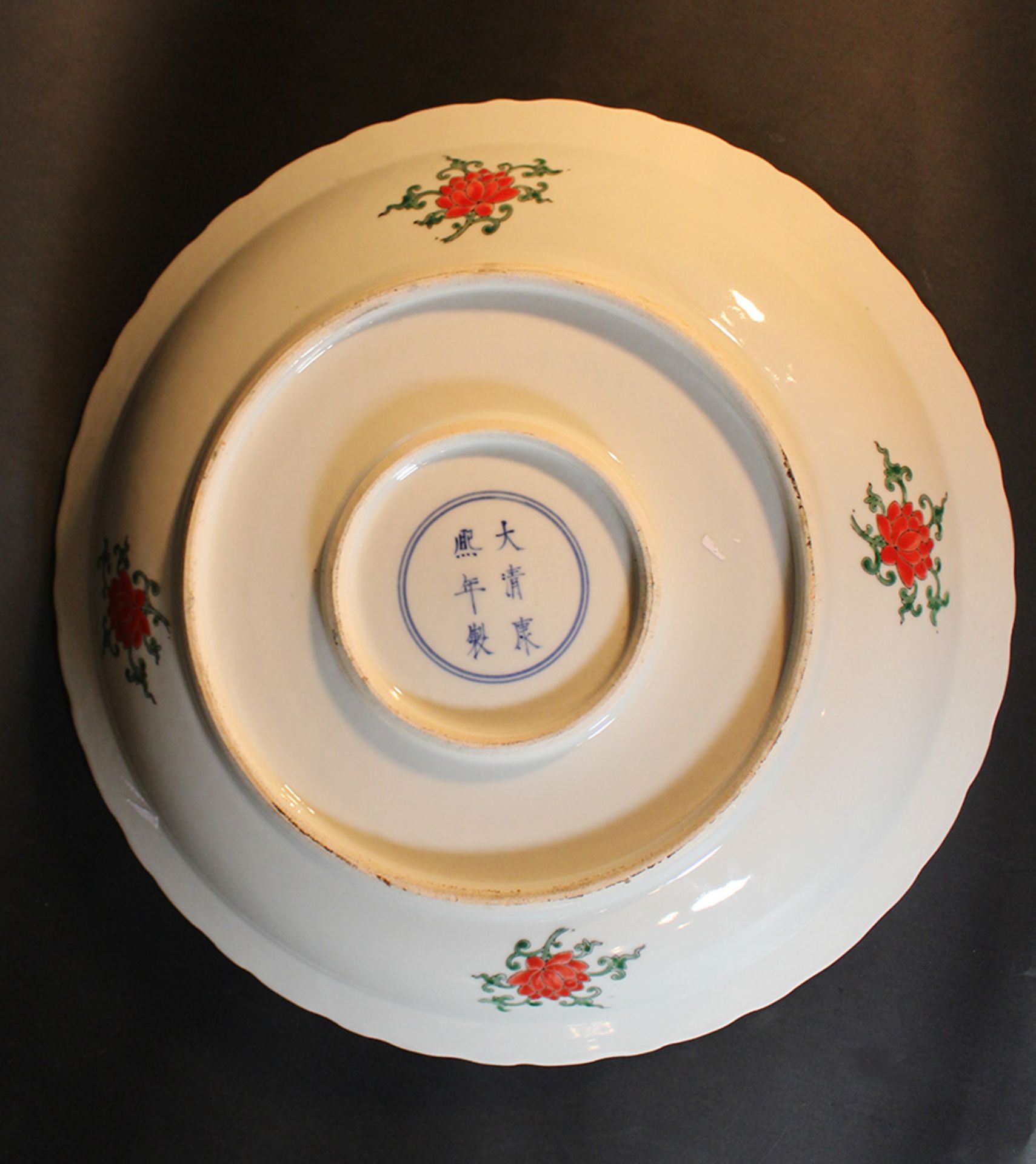 Chinese porcelain dish with family scene and decoration, waved border on white ground; glazed; the - Bild 3 aus 3