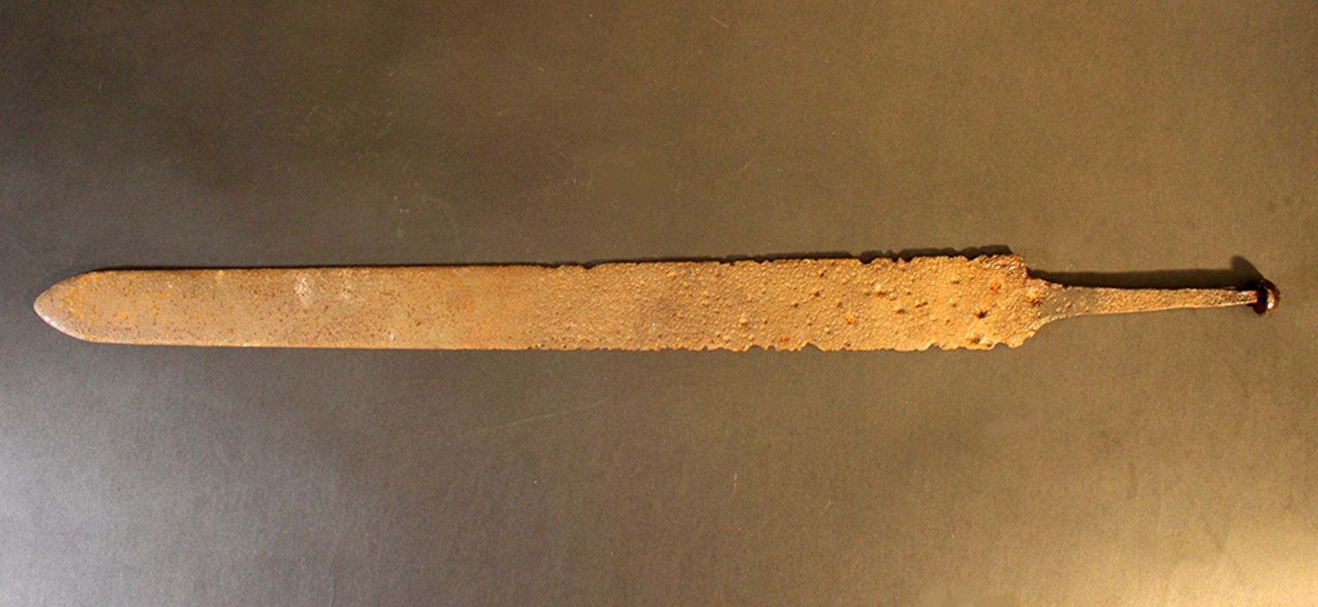 A possible Celtic small iron sword with restored blade, hand grip part; rusty; possible earth - Bild 3 aus 3