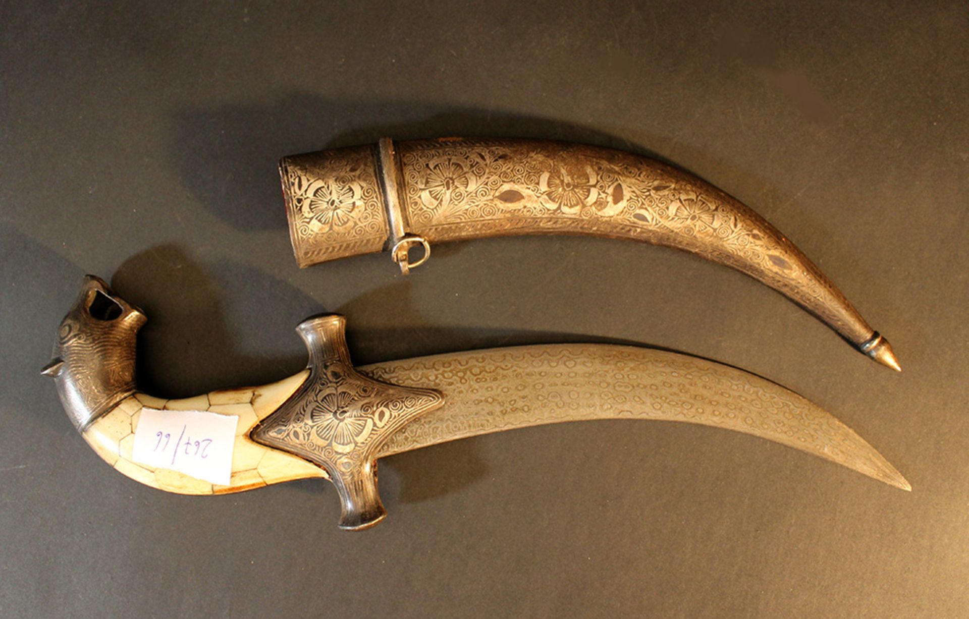 A Persian dagger, in S shape, with lion head grip end, bone grip and richly floral decorated - Bild 3 aus 3