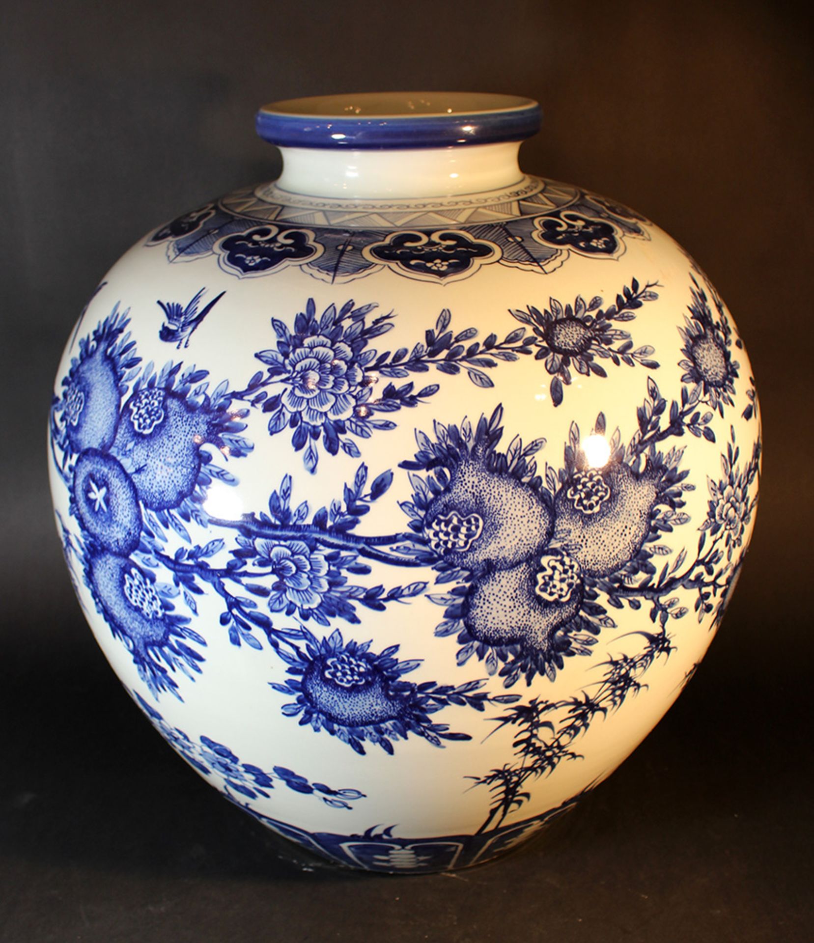 A large Chinese baluster vase with small neck and blue painted pomegranates and leaves on white - Bild 2 aus 3