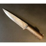Persian knife with damascene blade and richly decorated hand grip with silver vains; system to