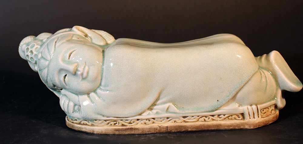 Chinese porcelain head rest, white porcelain with Seladon glaze; in form of a sleeping girl with - Image 3 of 3