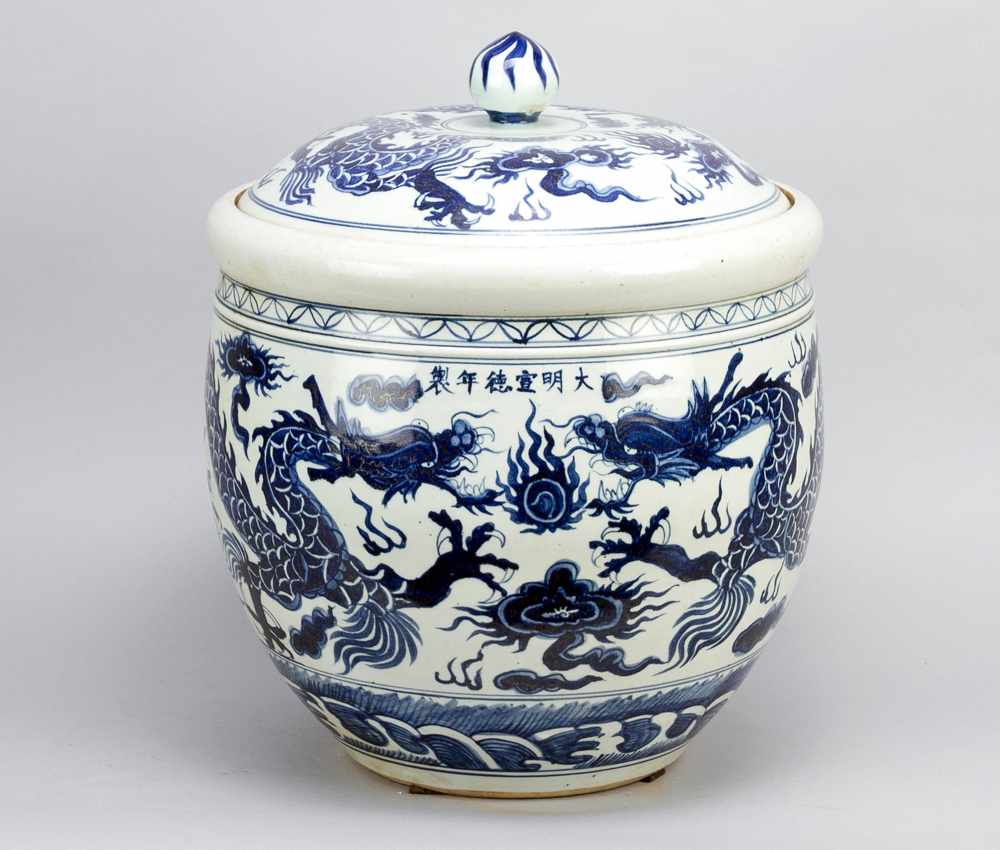 Large Chinese porcelain pot with lid, in Ming style with six sign marks under glaze; decorated - Image 2 of 3