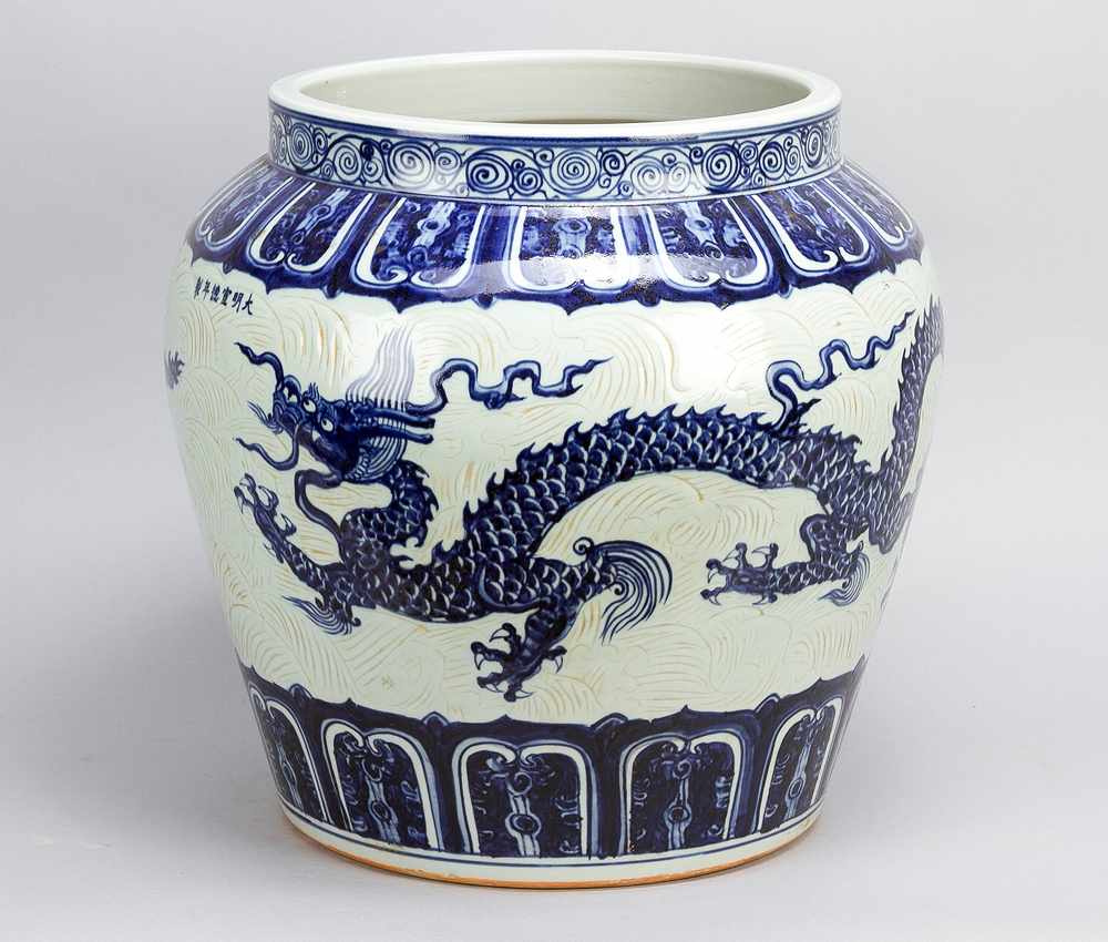 Large Chinese porcelain bowl with thin and wide neck, bowed shape, painted in blue colours with