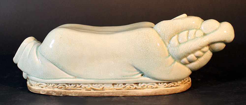 Chinese porcelain head rest, white porcelain with Seladon glaze; in form of a sleeping girl with - Image 2 of 3