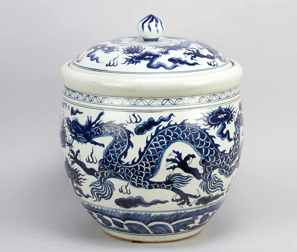 Large Chinese porcelain pot with lid, in Ming style with six sign marks under glaze; decorated