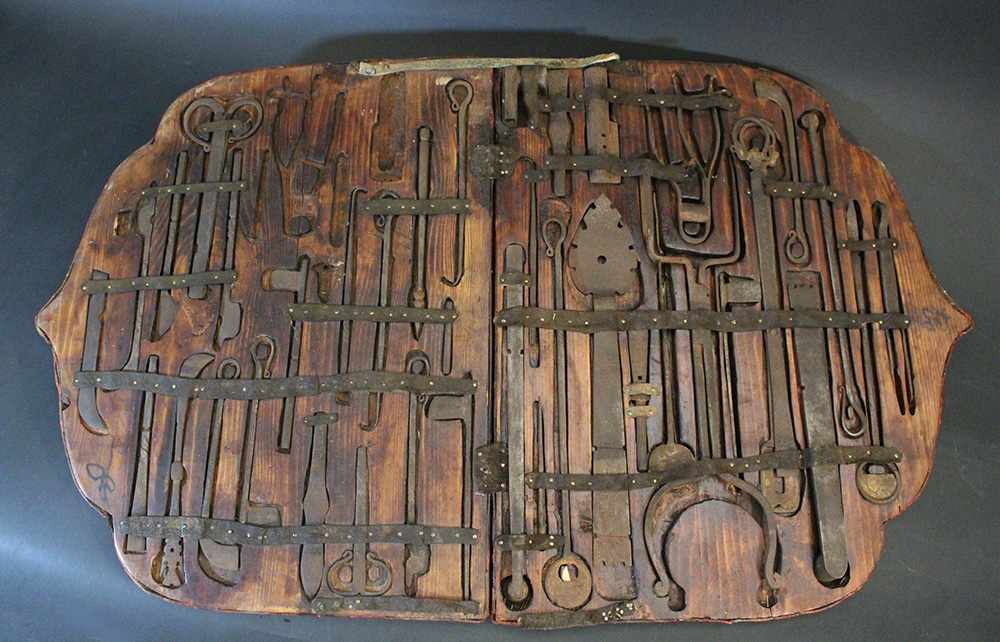 Tibetian surgery set in two tablets; around 35 traditional instruments, partially made of engraved - Image 2 of 3