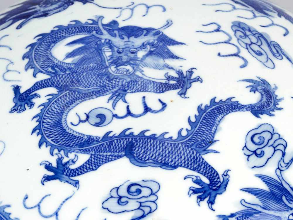 Blue and white Chinese porcelain box, round pille shape with one lid, painted blue dragons with - Image 3 of 3