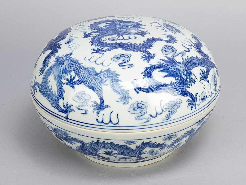 Blue and white Chinese porcelain box, round pille shape with one lid, painted blue dragons with - Image 2 of 3