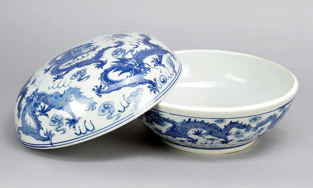 Blue and white Chinese porcelain box, round pille shape with one lid, painted blue dragons with