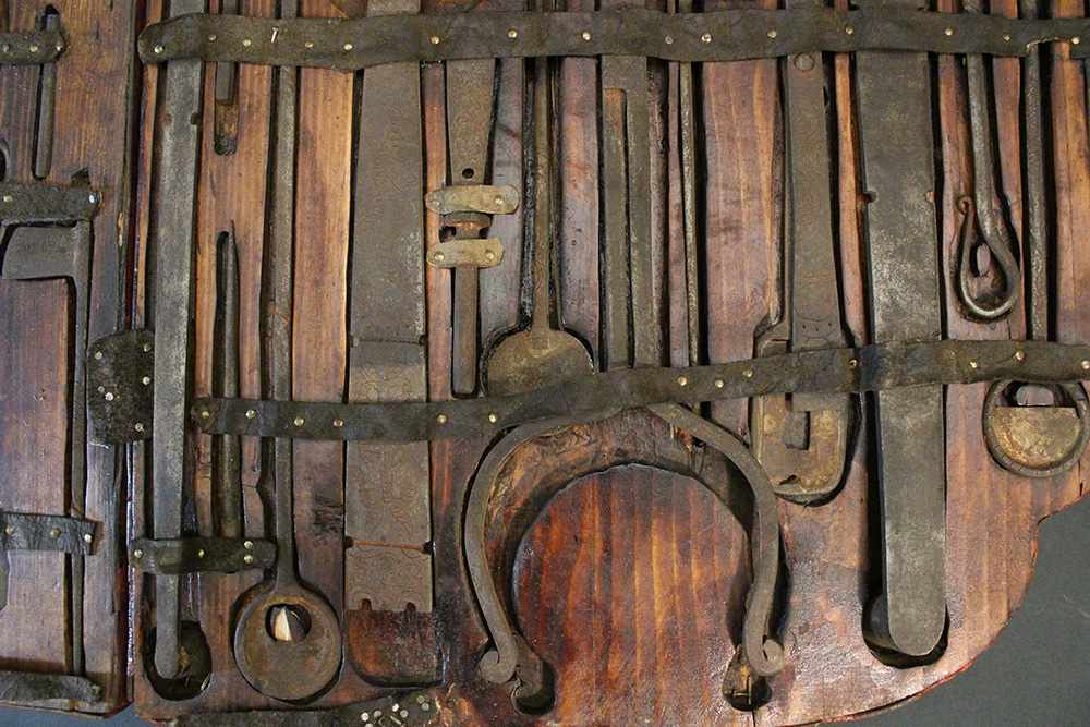 Tibetian surgery set in two tablets; around 35 traditional instruments, partially made of engraved - Image 3 of 3