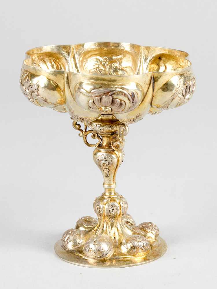 A very fine small silver tazza in bowed shape with outbowed round ornaments engraved with flowers