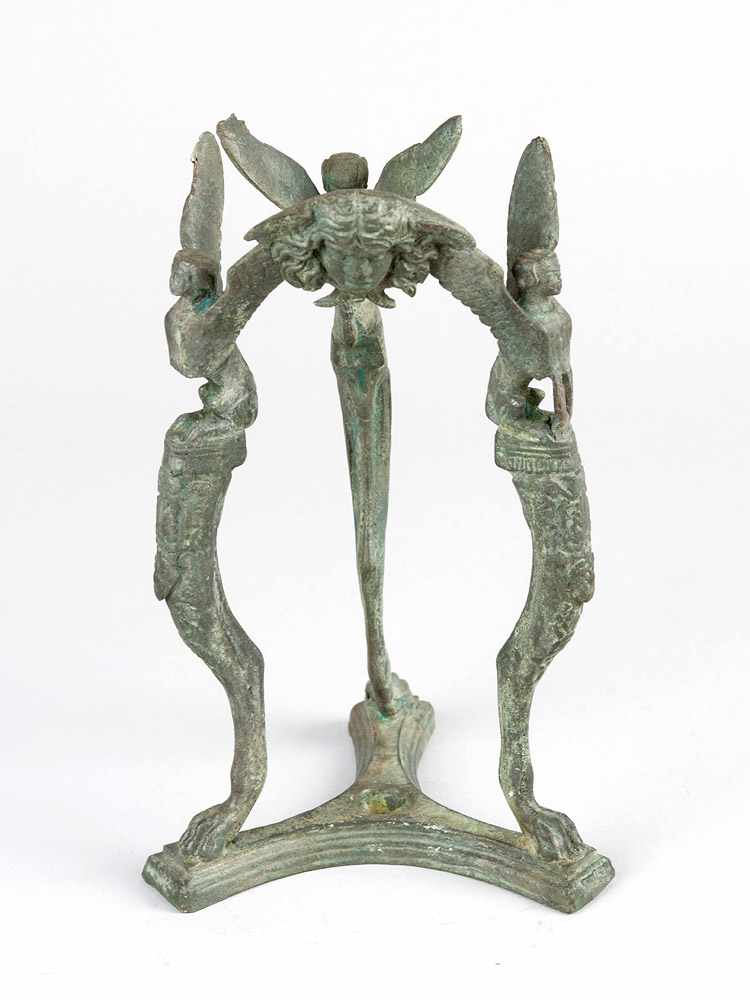 Bronze andiron in Roman style with three feet ending in winged beasts, in the centre minerva's