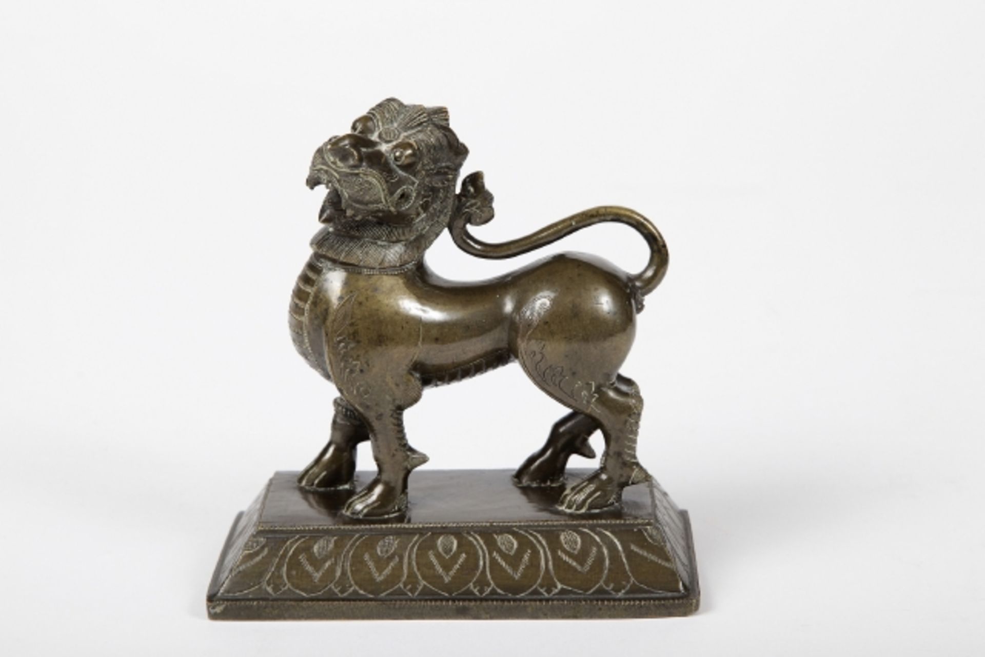 Mythologische Figur indischer Löwe, Arbeit Ende 19.Jh., Bronze patiniert, unten alter Klebezettel,