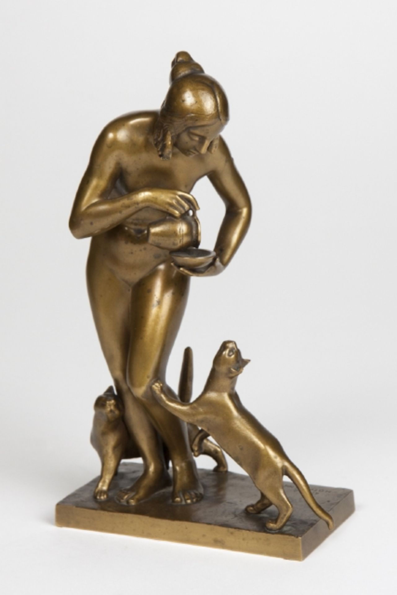 Artur Hoffmann (1874-1960) Skulptur, Nackte mit Katze, Bronze, mit Widmungsgravur, minimal besch.,