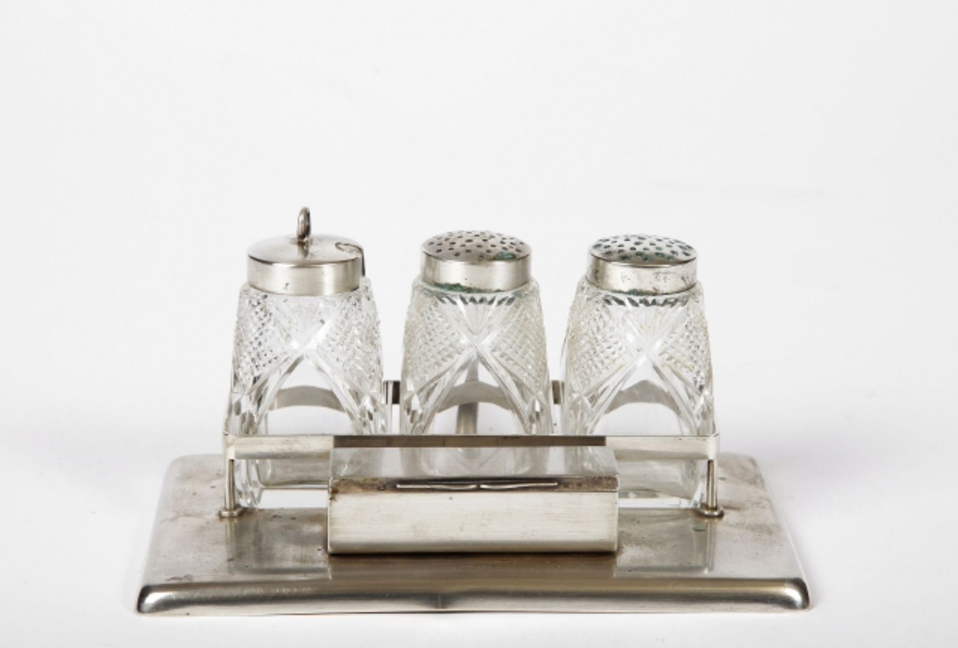 Menage in Halterung Silber 800, bestehend aus: Salz-, Pfeffer- und Zahnstocherbehälter, tlw. Glas,