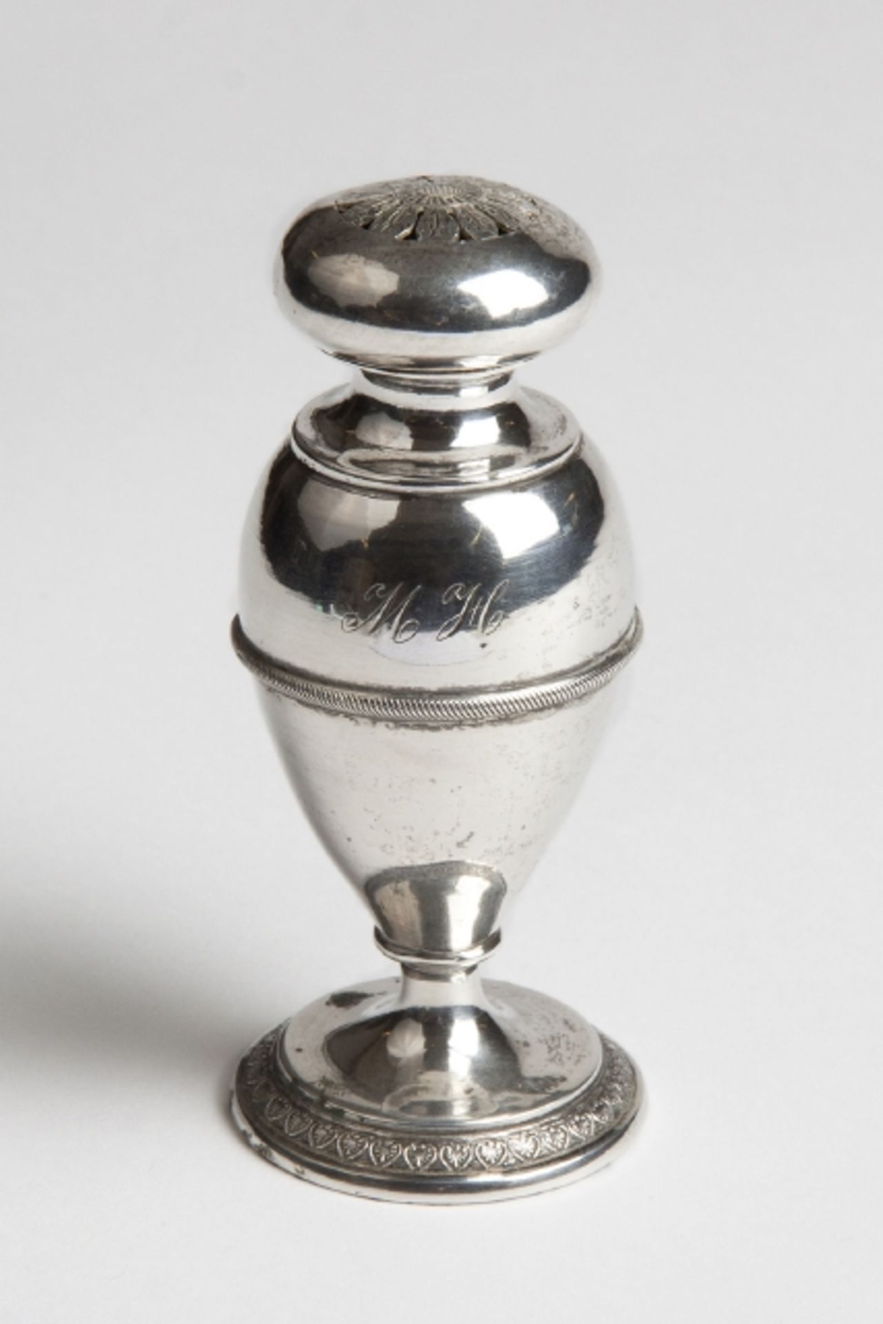 Gewürzstreuer 13-lötiges Silber, bauchige Wandung, Trompetenfuß, Mitte 19.Jh., Höhe ca.10 cm,