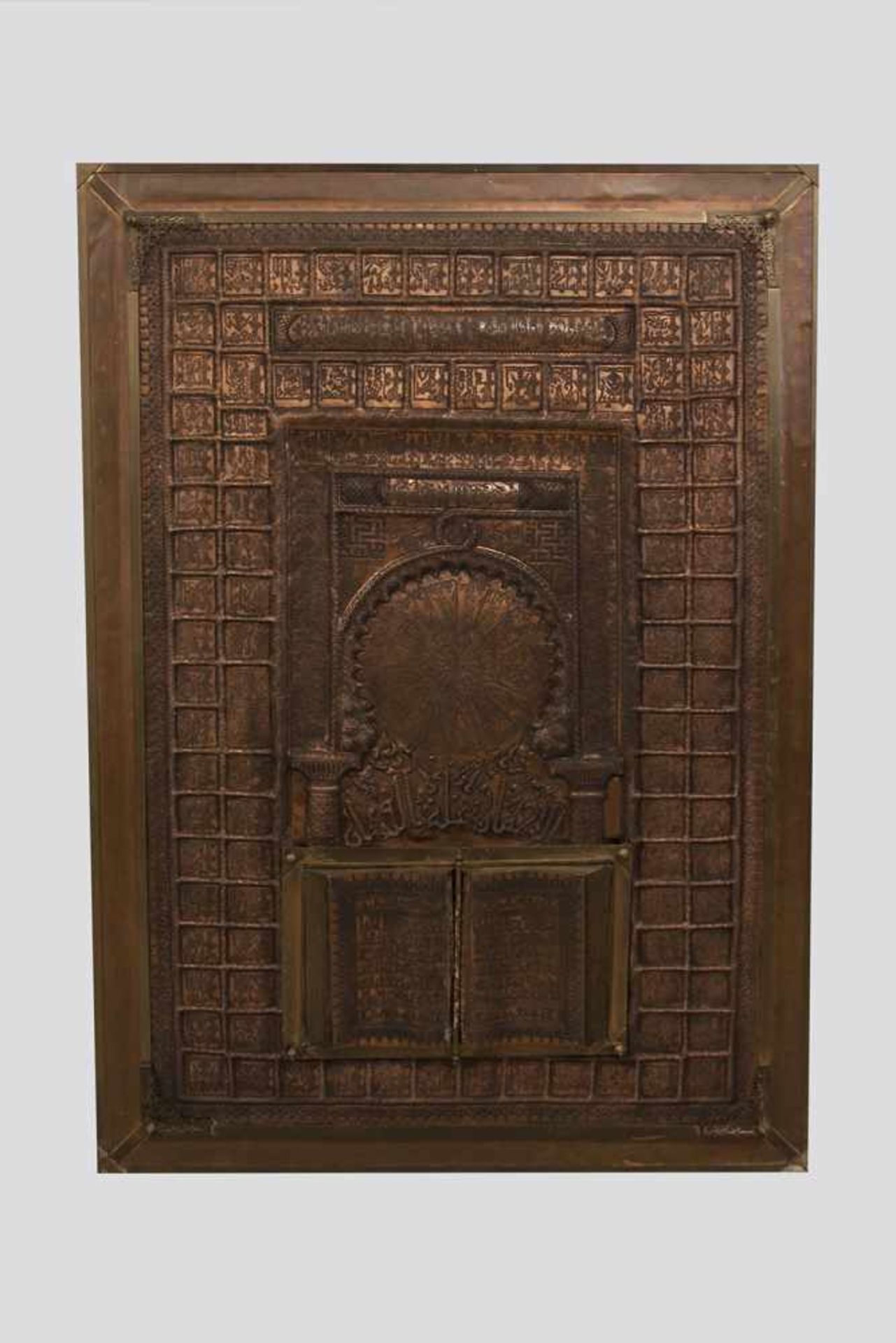 Orientalische Kupferhandarbeit wohl ein Buch und ein Rundfenster darstellend, 136x95 cm;