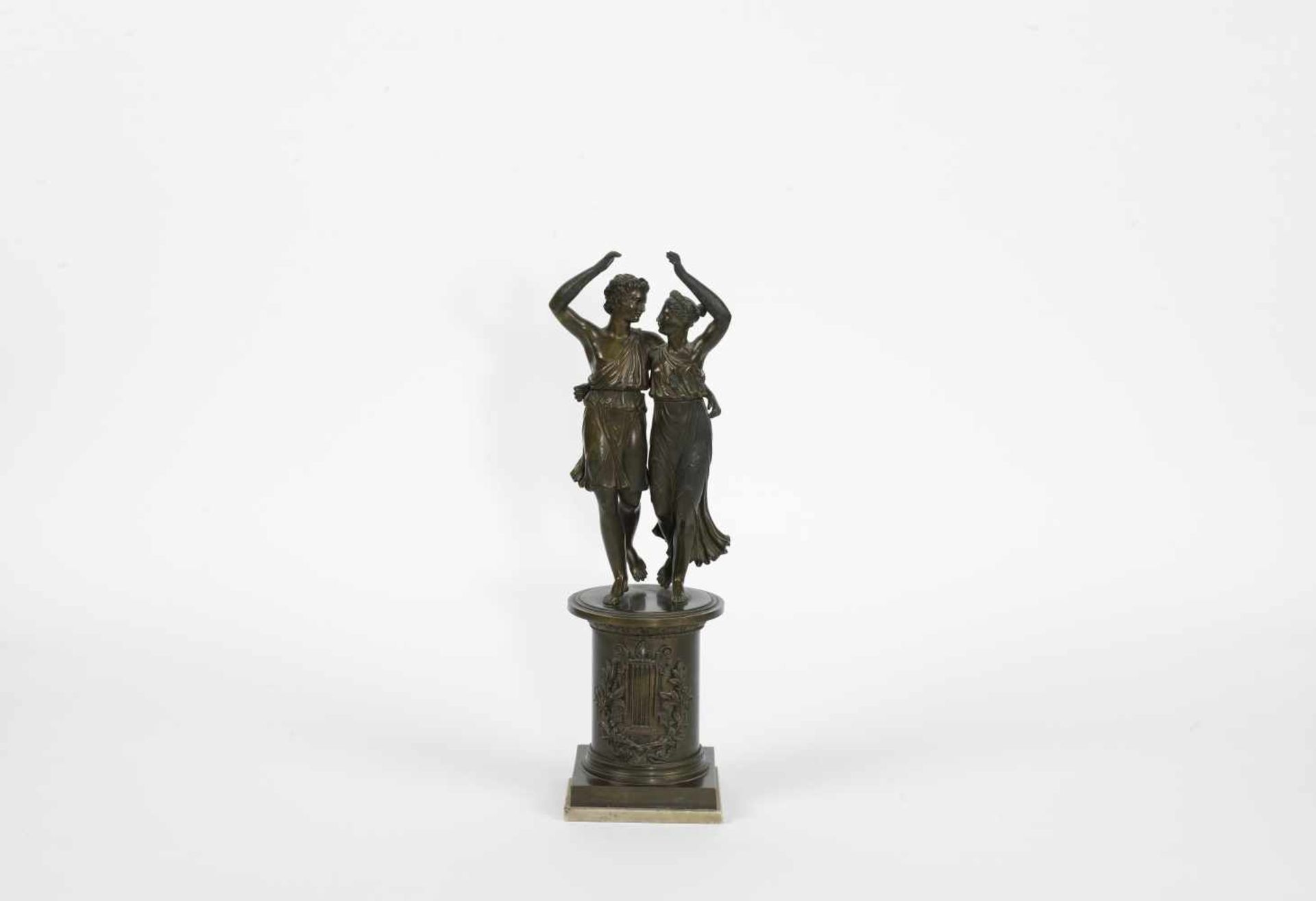 Gruppe Tanzendes Griechisches Paar, Bronze, auf Sockel, dieser plastisch verarbeitet mit Blüten- und