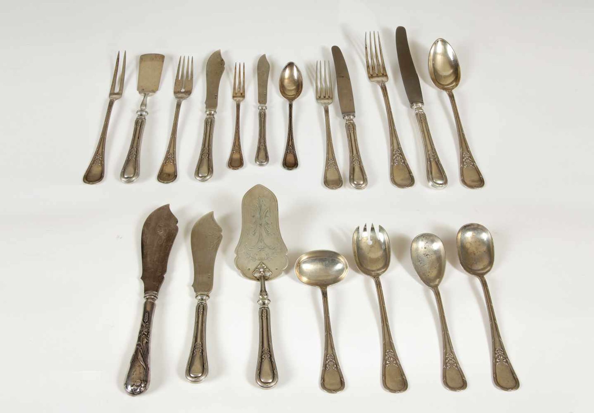 Tafelsilber 69 -teilig Silber 800, bestehend aus:6 große Löffel, 6 Dessertlöffel,6 große Gabeln, 6