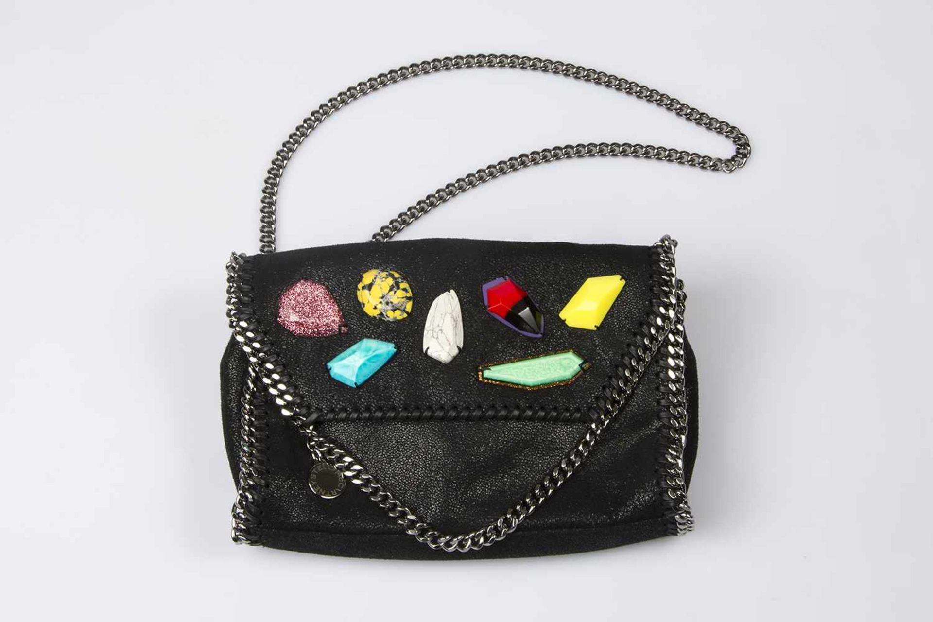 STELLA MC CARTNEY Handtasche, schwarzer Stoff, Metallkette, Kunststoffteile aufgenäht,