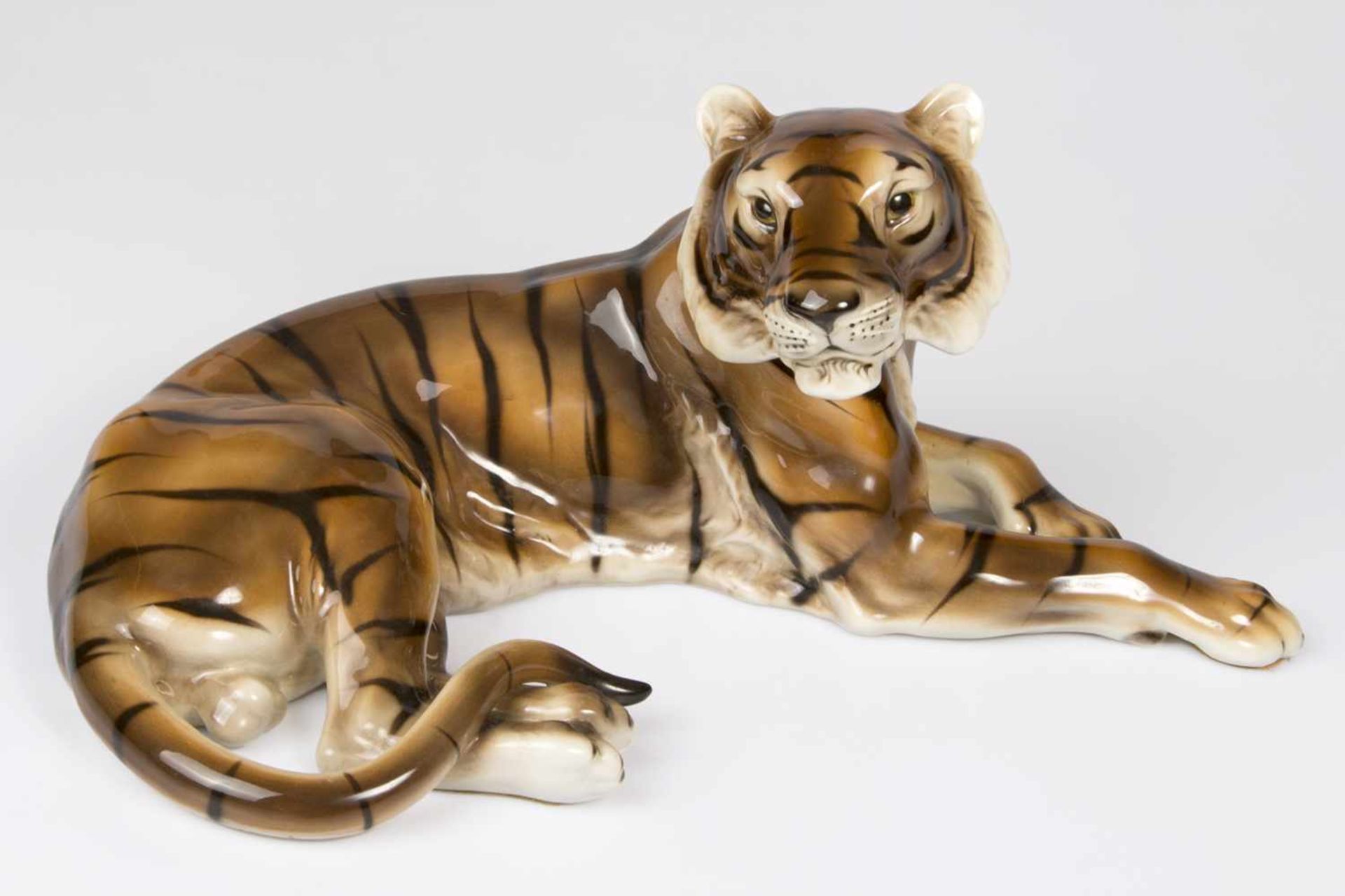 Tierfigur Tiger, Marke Keramos, Fayence, farbig glasiert, Pressnummer 2576/M, Länge ca.:44 cm;