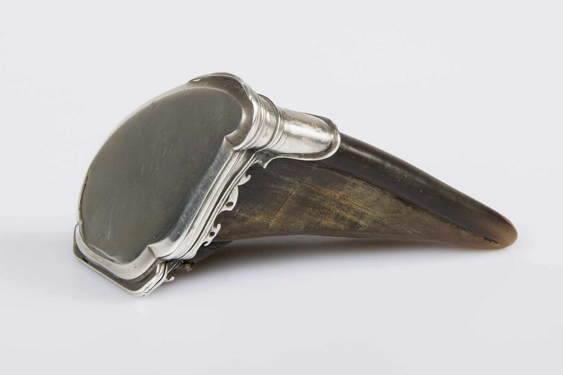 Behälter aus Horn, um 1900 mit verziertem Rahmen, Silber, Innenvergoldung, Länge 12,5 cm;