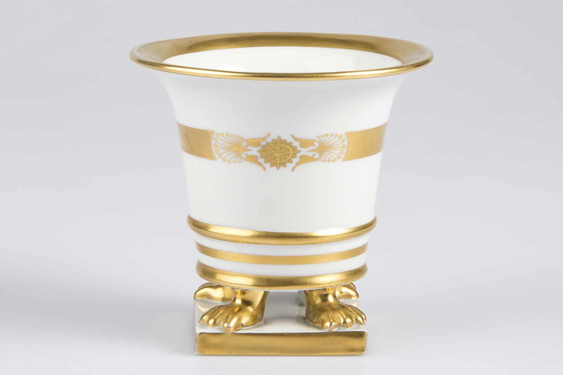 Sockelvase mit Prankenfüßchen, Porzellan, Marke Herend, gold dekoriert, Höhe ca.10cm, gebraucht;