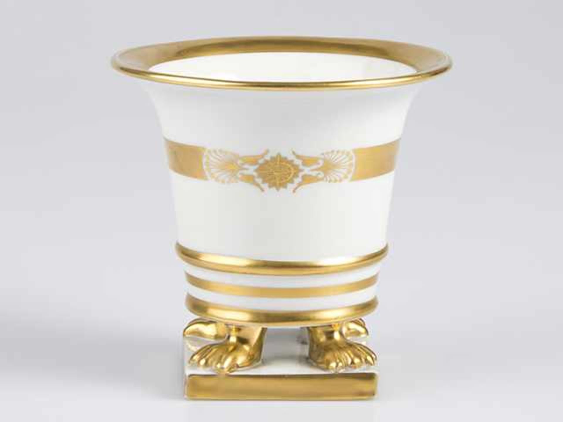 Sockelvase mit Prankenfüßchen, Porzellan, Marke Herend, gold dekoriert, Höhe ca.10cm, gebraucht;