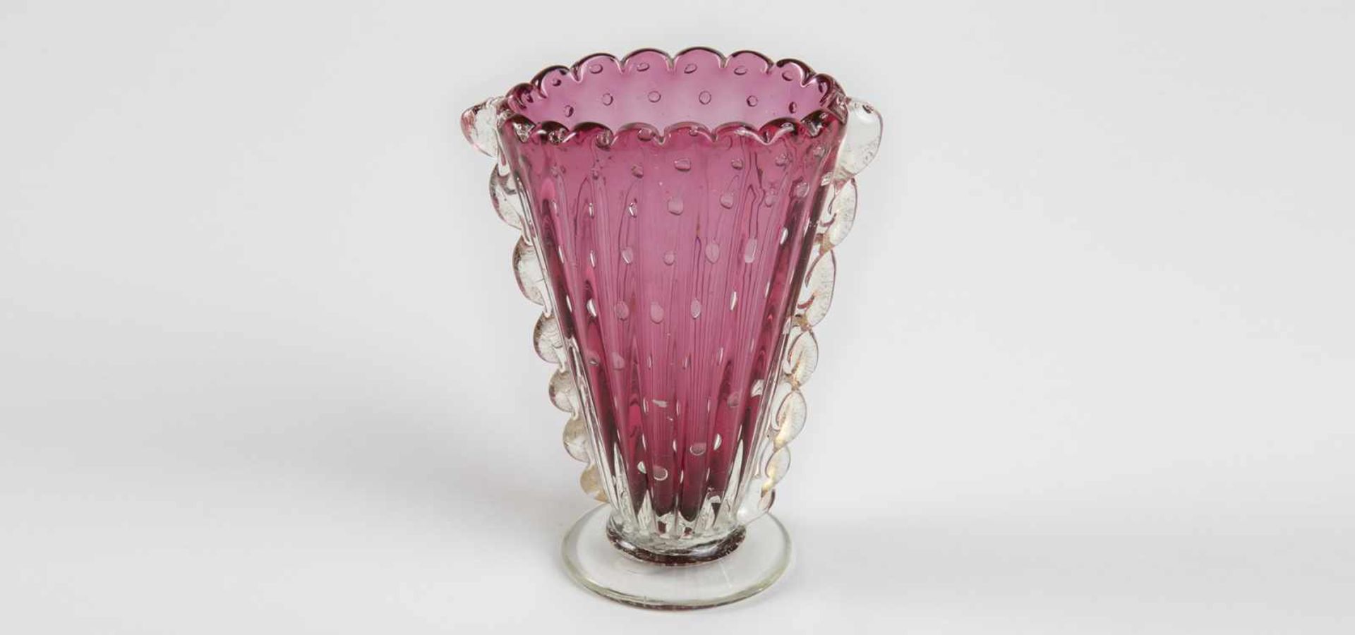 Murano-Vase rosalinfarben, Luftbläschen, seitlich mit Goldstaubdekor, um 1950/60, Höhe ca.17 cm;