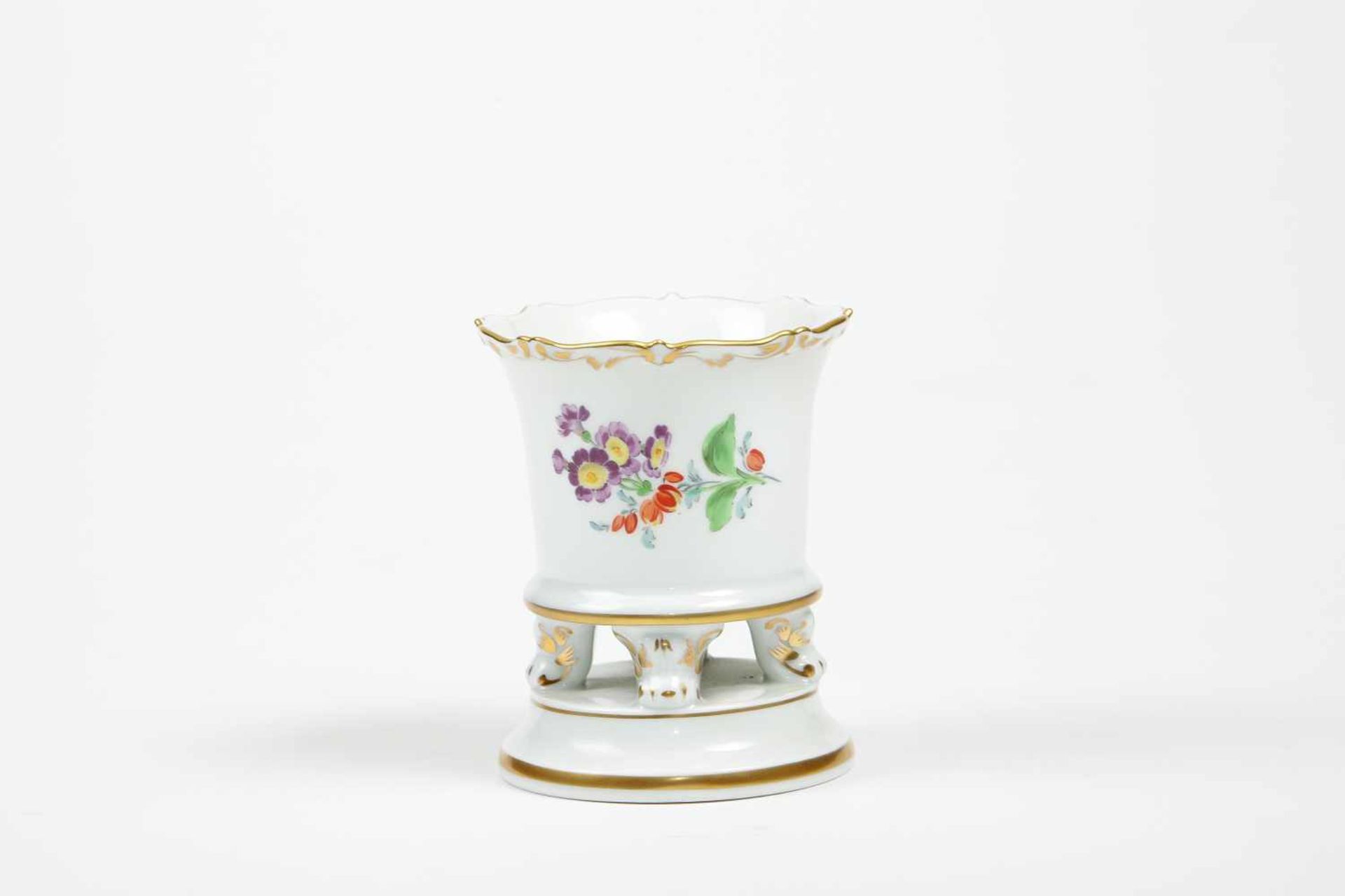 Kleine Sockelvase Porzellan, auf 4 Tatzenfüßchen stehend, Blumen- , Blätter- und Streublumendekor,