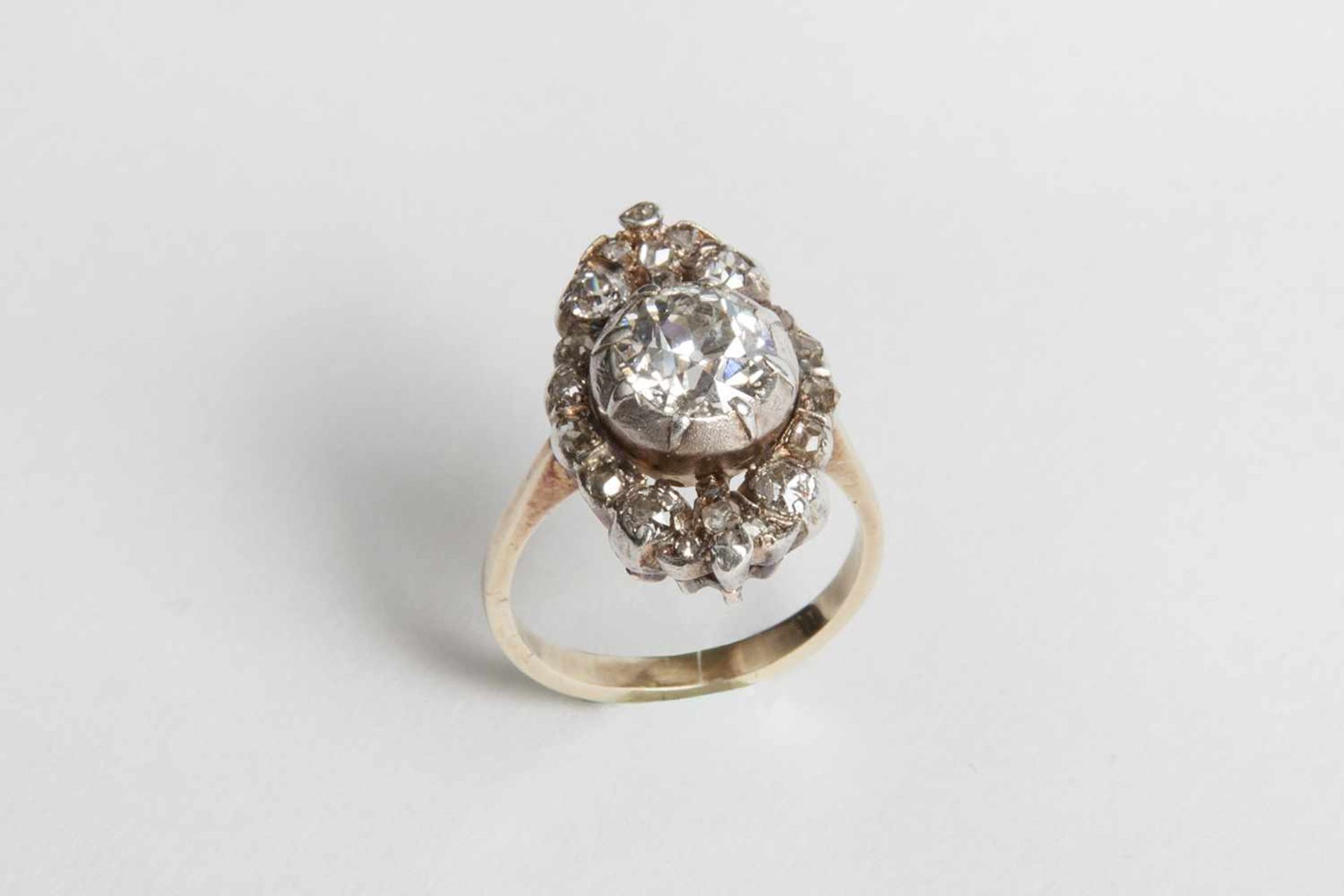Brillant-Diamant-Damenring Gold mit Silberauflage, Arbeit um 1900,1 Altschiffbrillantsolitär 1,30ct,